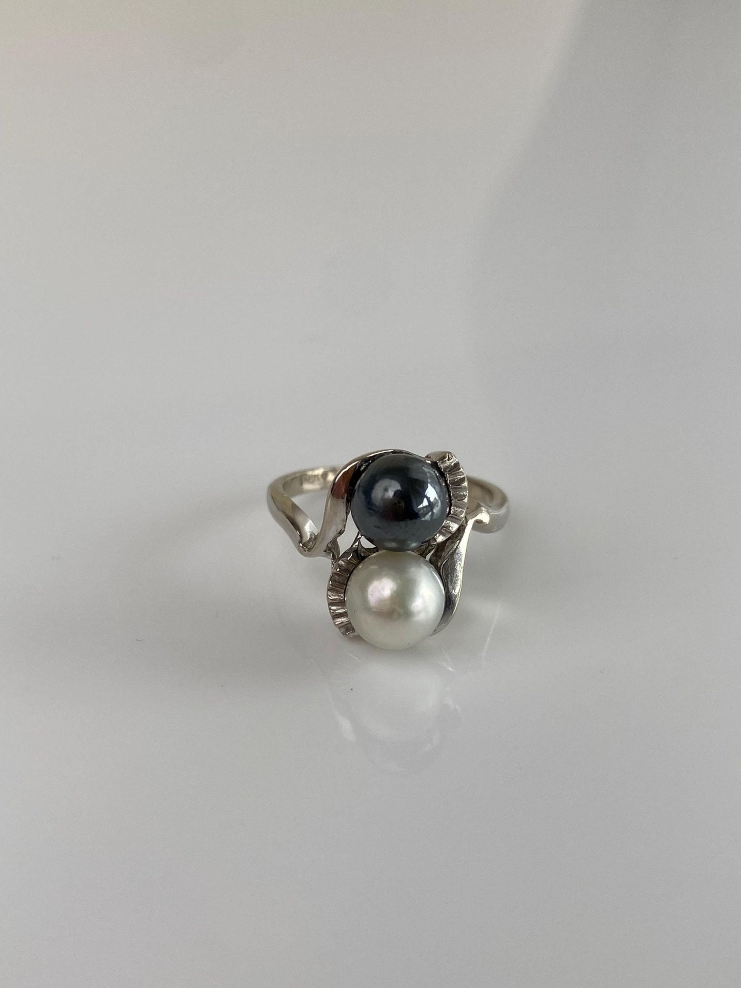 Vintage Solid 14k White Gold Peacock & White Pearl Twist Ring - Size 5.5