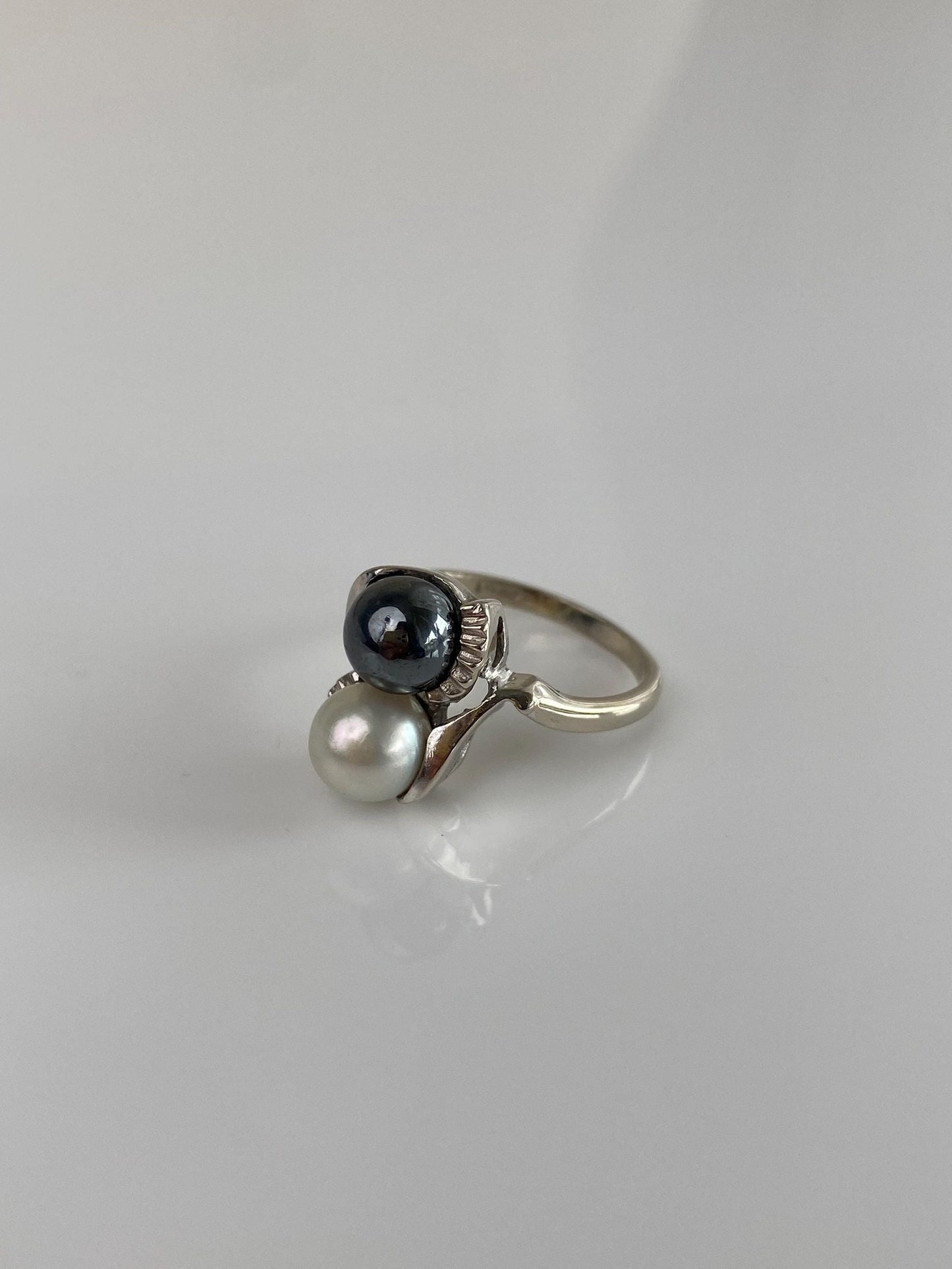 Vintage Solid 14k White Gold Peacock & White Pearl Twist Ring - Size 5.5