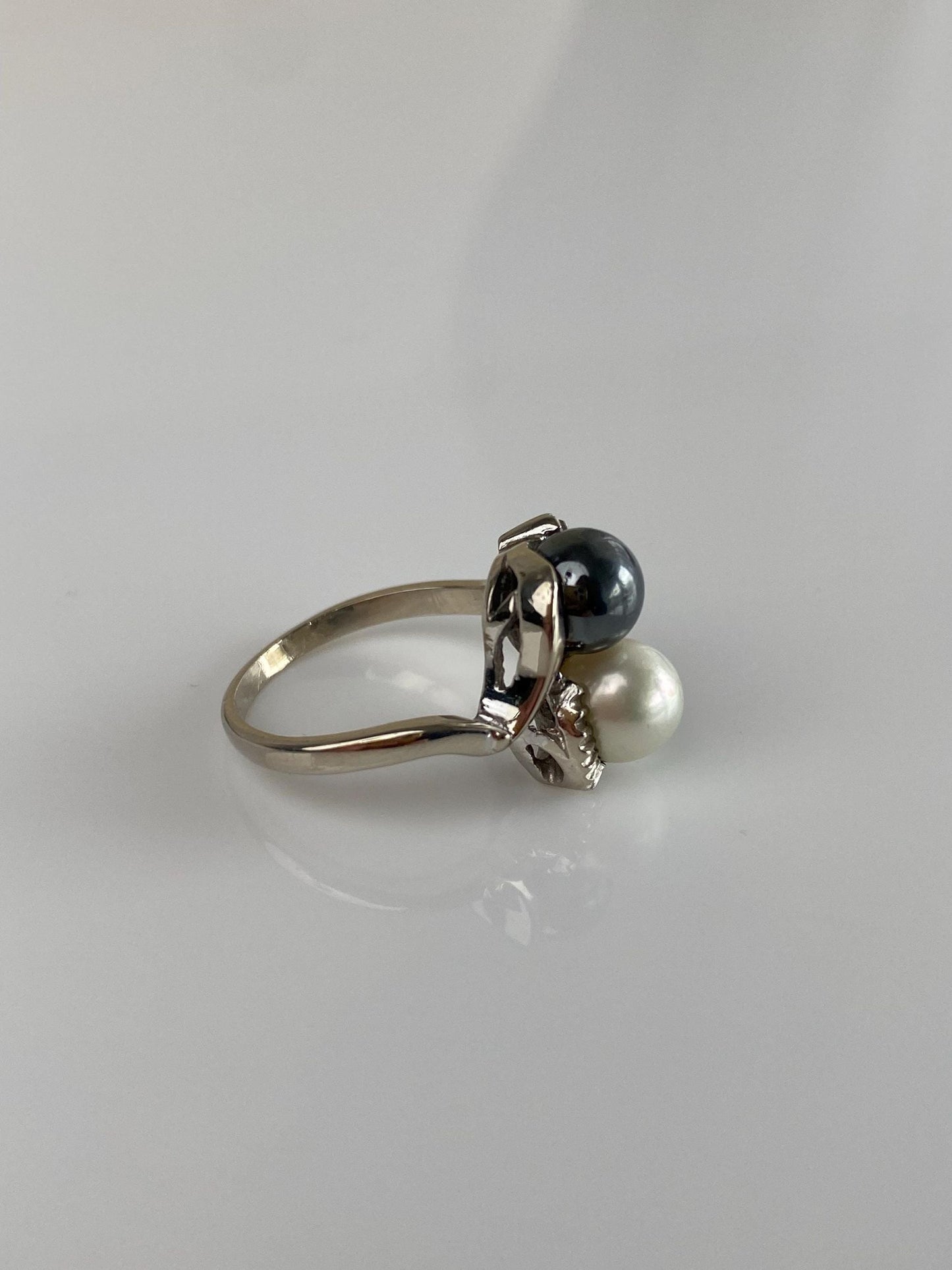 Vintage Solid 14k White Gold Peacock & White Pearl Twist Ring - Size 5.5