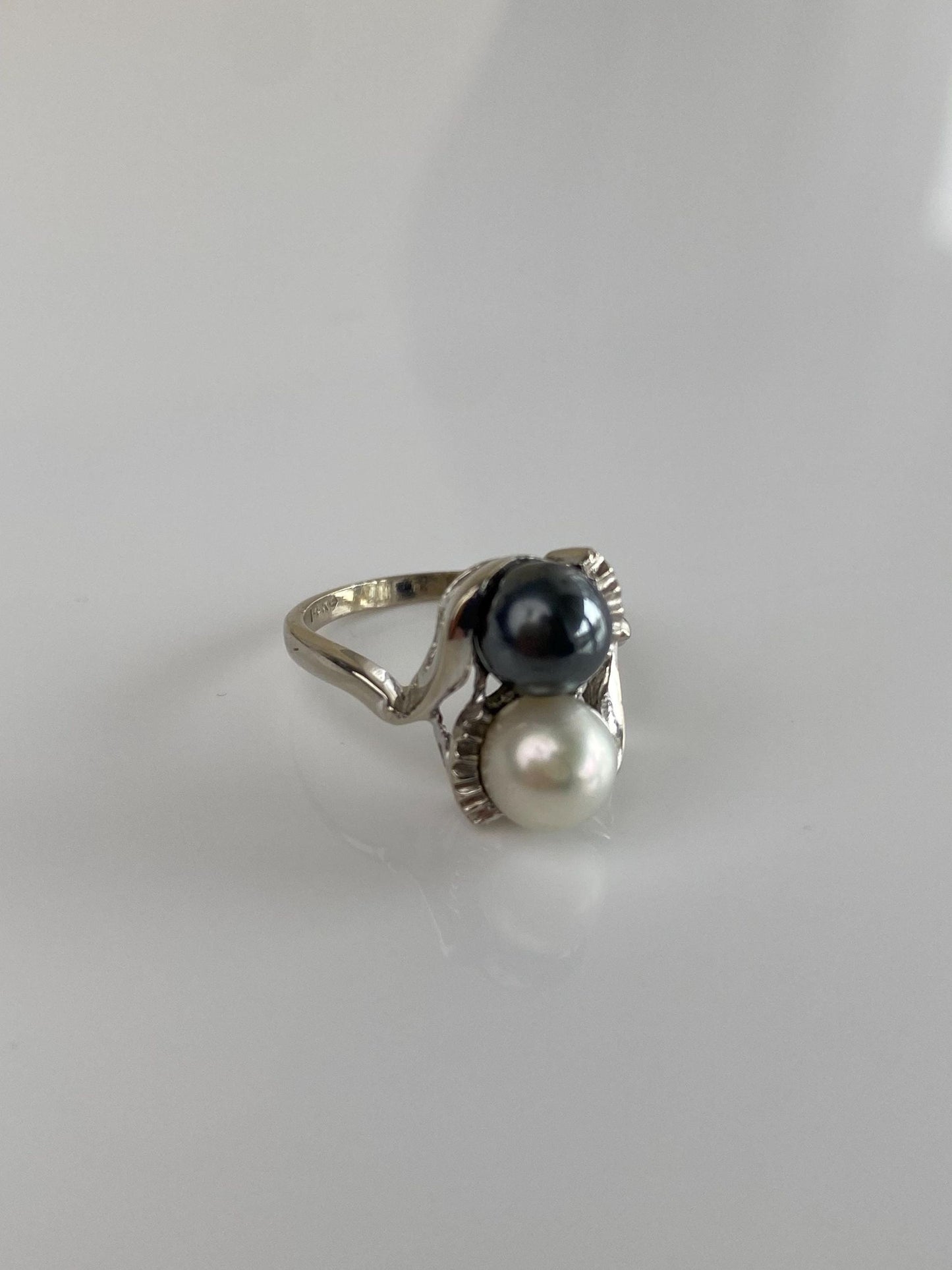 Vintage Solid 14k White Gold Peacock & White Pearl Twist Ring - Size 5.5