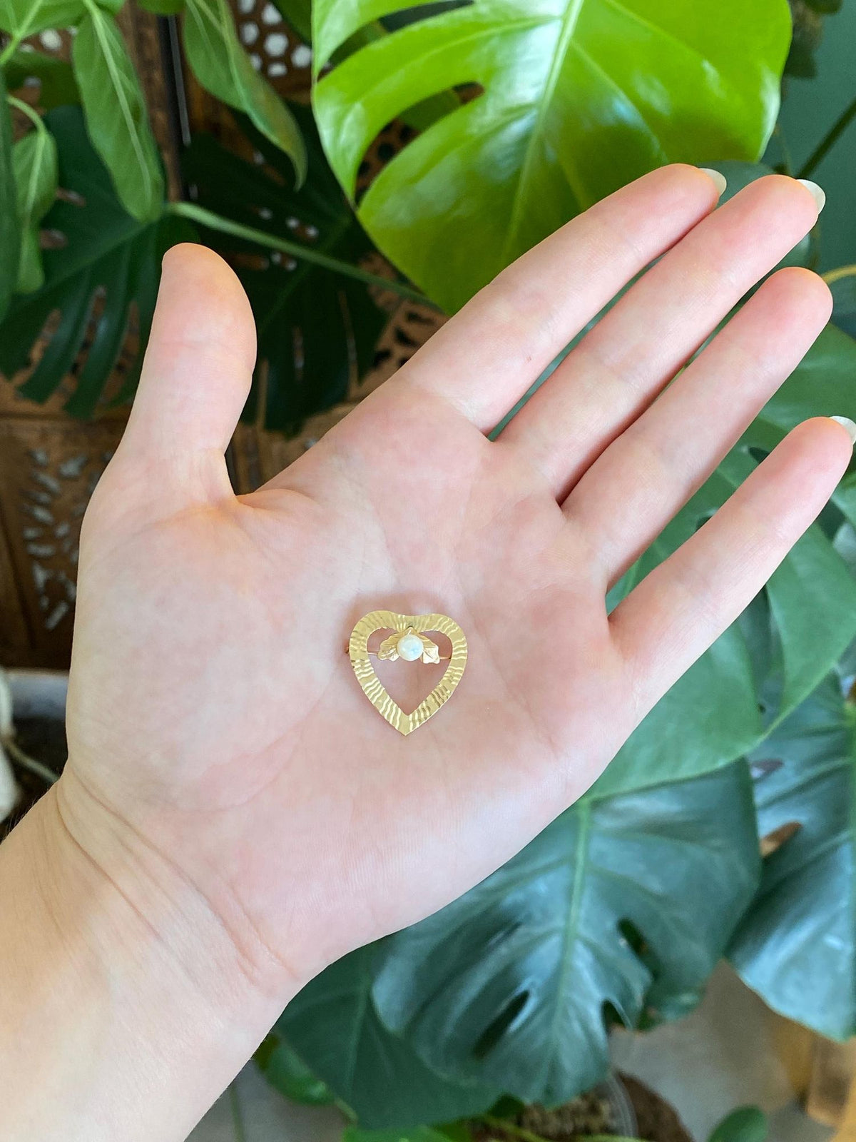 Vintage Solid 14k Yellow Gold Pearl Holly Leaves Designed Heart Brooch Pin