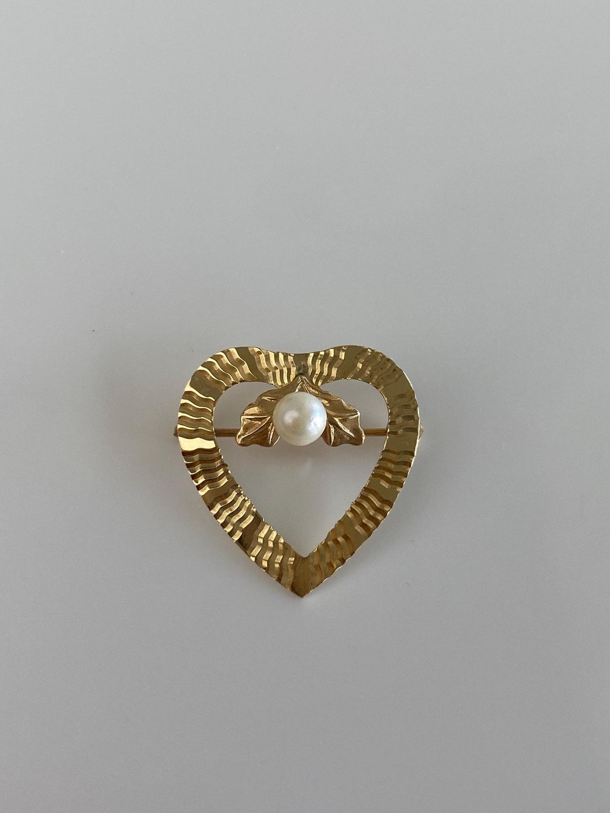 Vintage Solid 14k Yellow Gold Pearl Holly Leaves Designed Heart Brooch Pin
