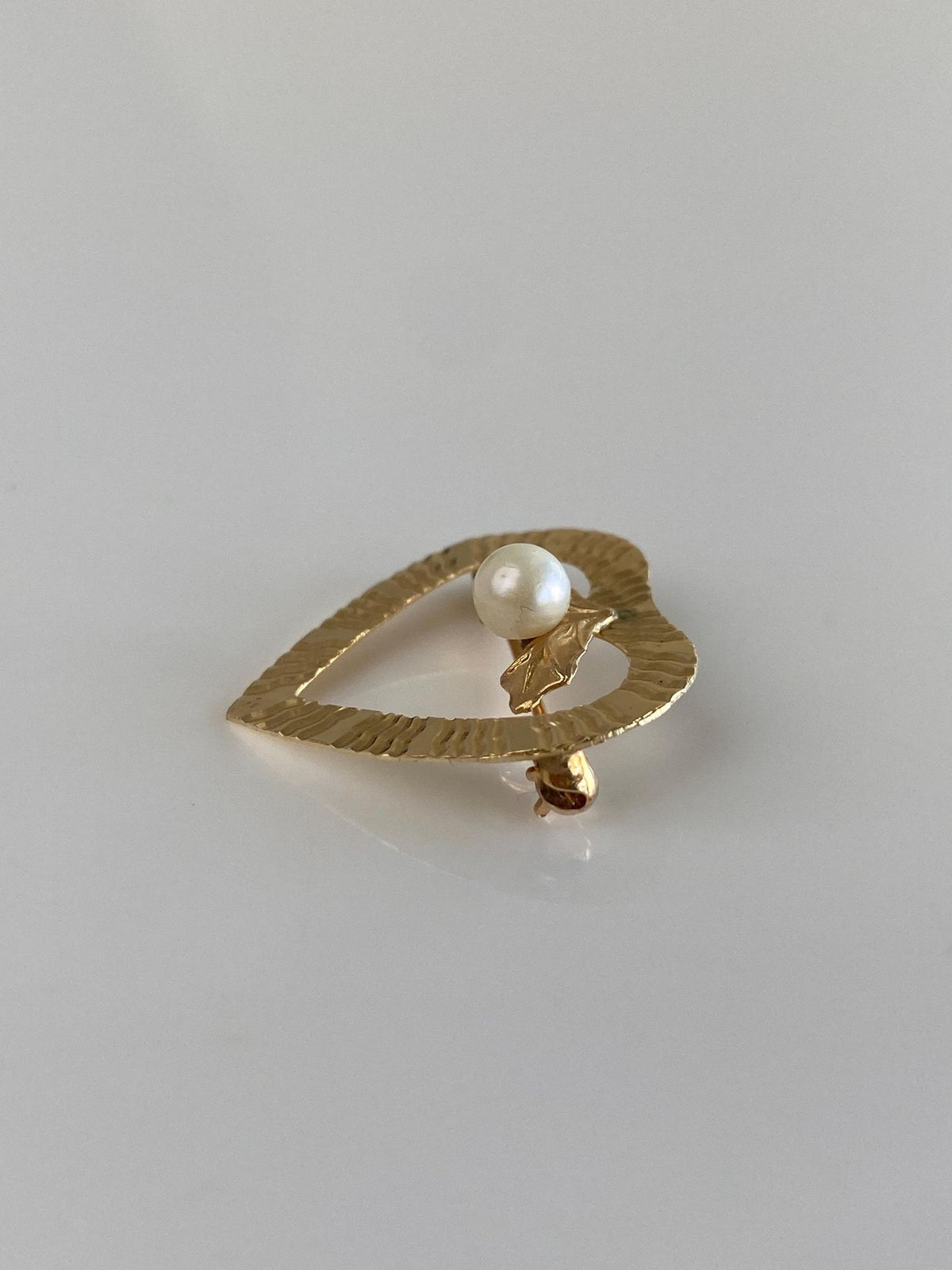 Vintage Solid 14k Yellow Gold Pearl Holly Leaves Designed Heart Brooch Pin