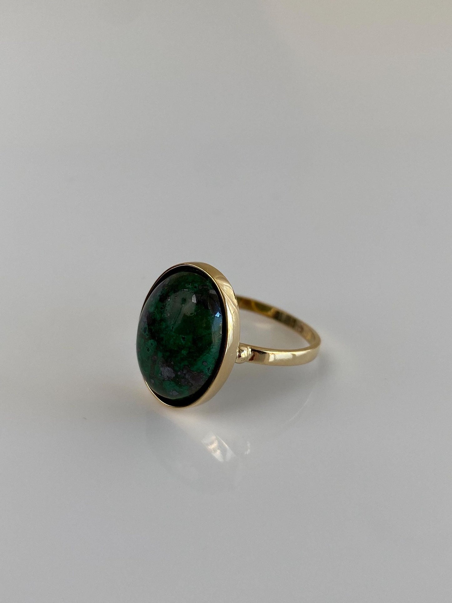 Vintage Solid 14k Yellow Gold Green Stone Ring - Size 6.5