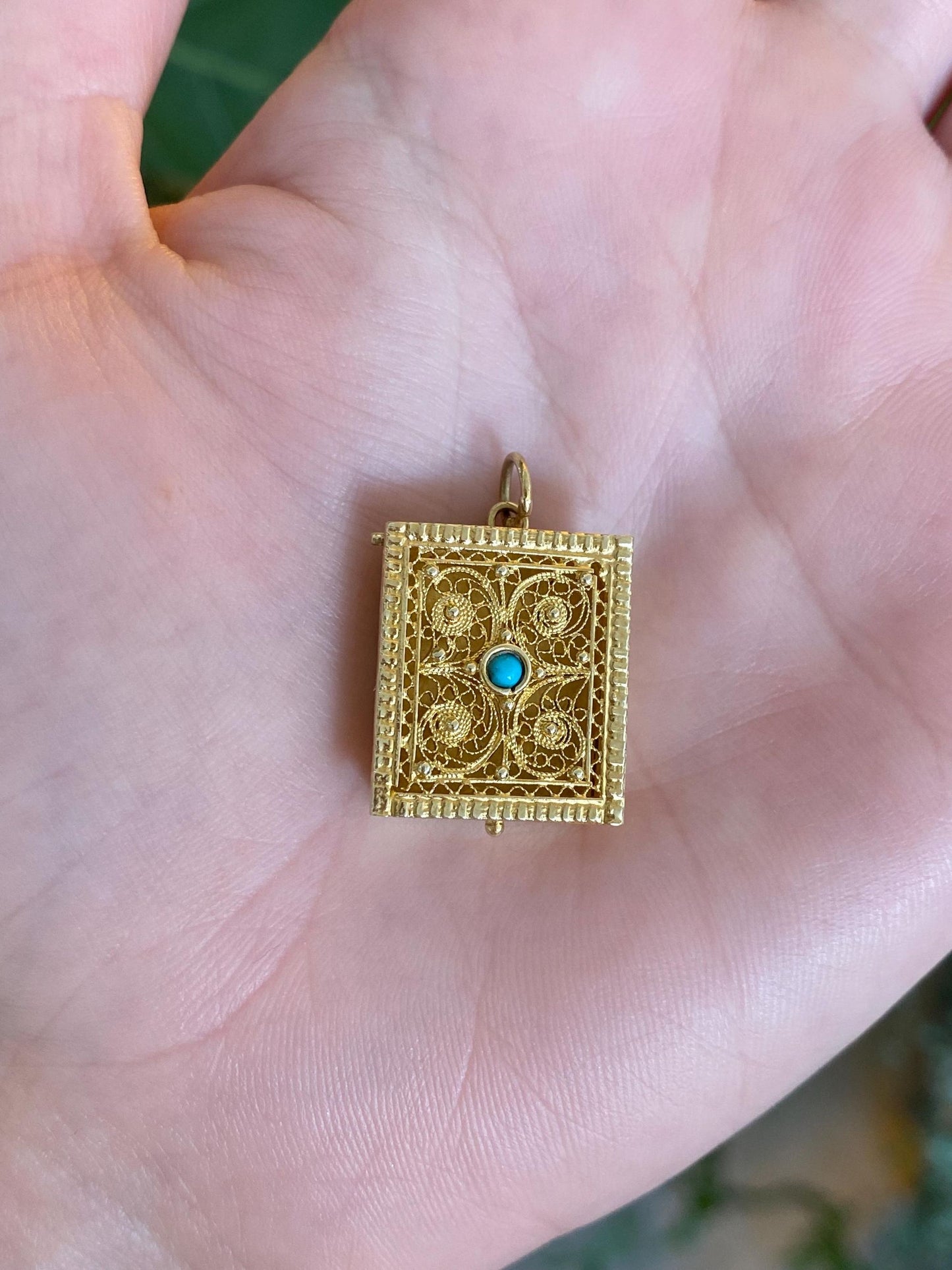 Vintage Solid 18k Yellow Gold Turquoise Filigree Box Charm