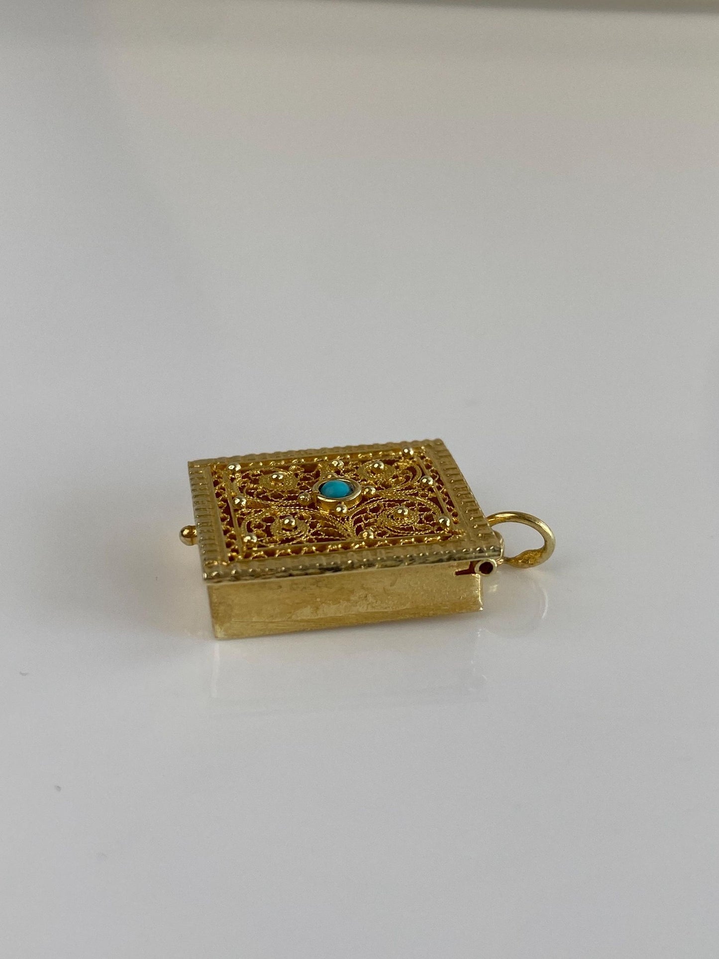 Vintage Solid 18k Yellow Gold Turquoise Filigree Box Charm