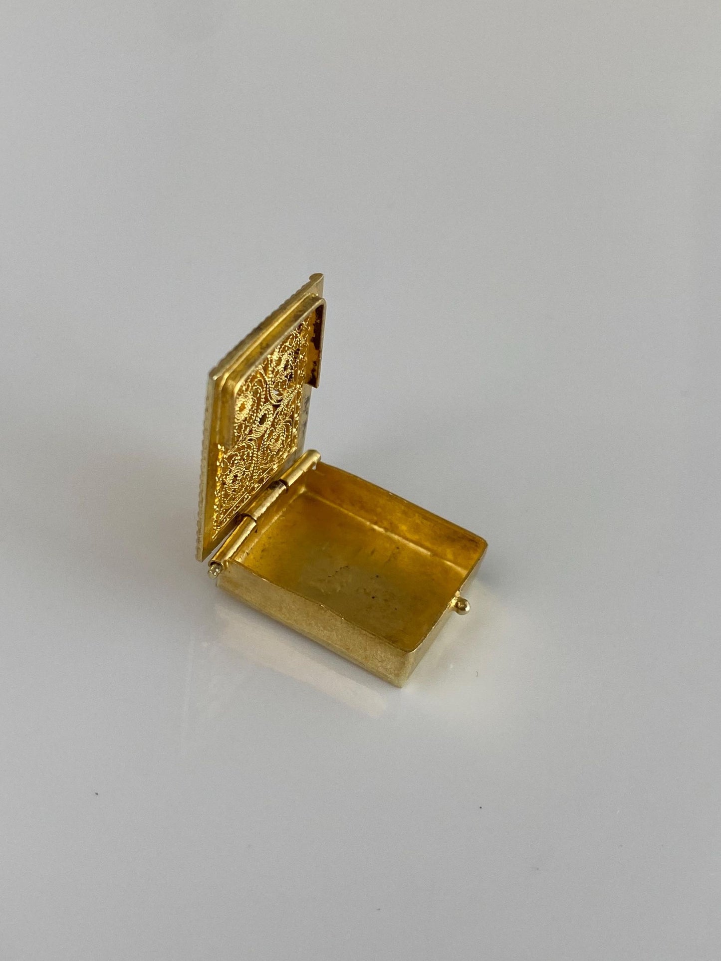 Vintage Solid 18k Yellow Gold Turquoise Filigree Box Charm