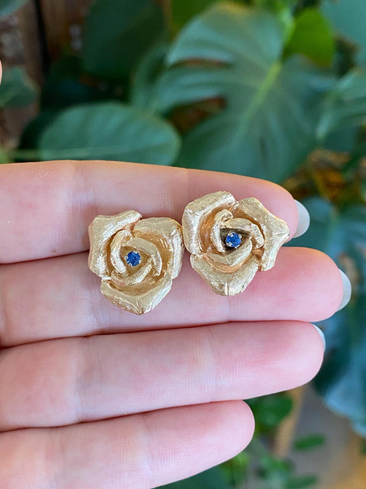 Vintage Solid 14k Yellow Gold Blue Sapphire Crosshatch Pattern Rose Stud Earrings