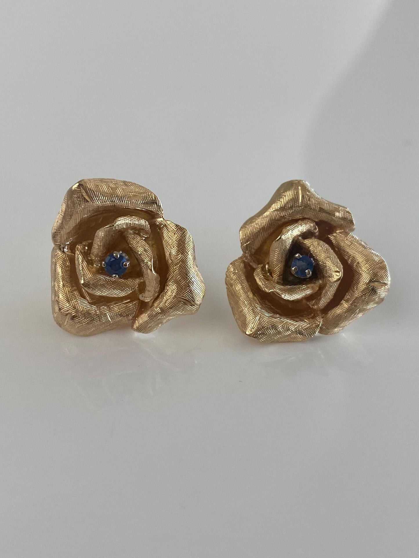 Vintage Solid 14k Yellow Gold Blue Sapphire Crosshatch Pattern Rose Stud Earrings