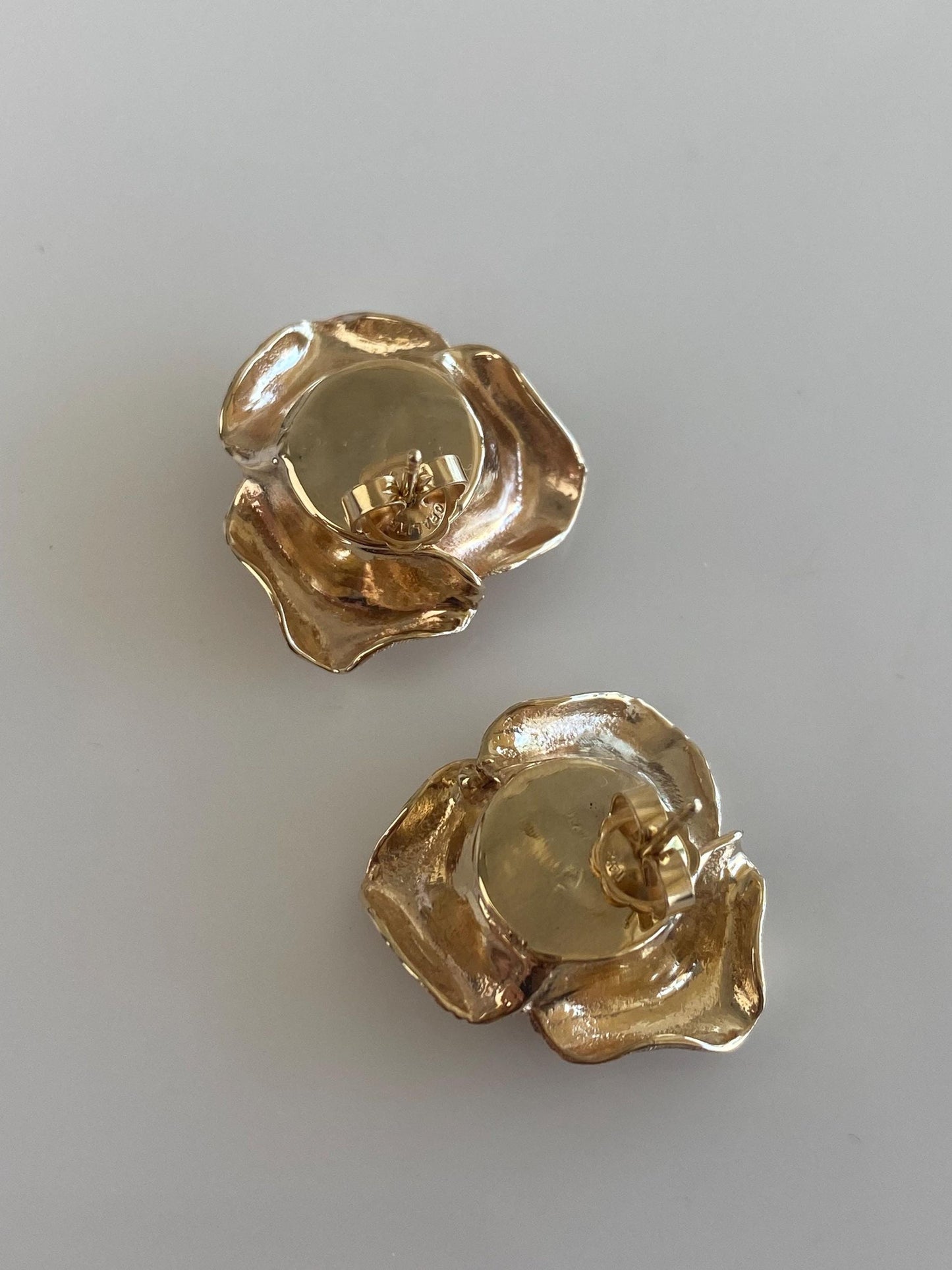 Vintage Solid 14k Yellow Gold Blue Sapphire Crosshatch Pattern Rose Stud Earrings