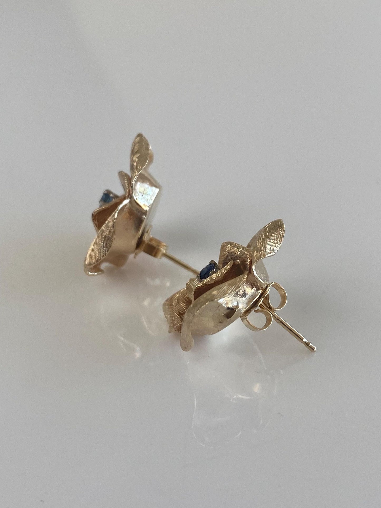 Vintage Solid 14k Yellow Gold Blue Sapphire Crosshatch Pattern Rose Stud Earrings