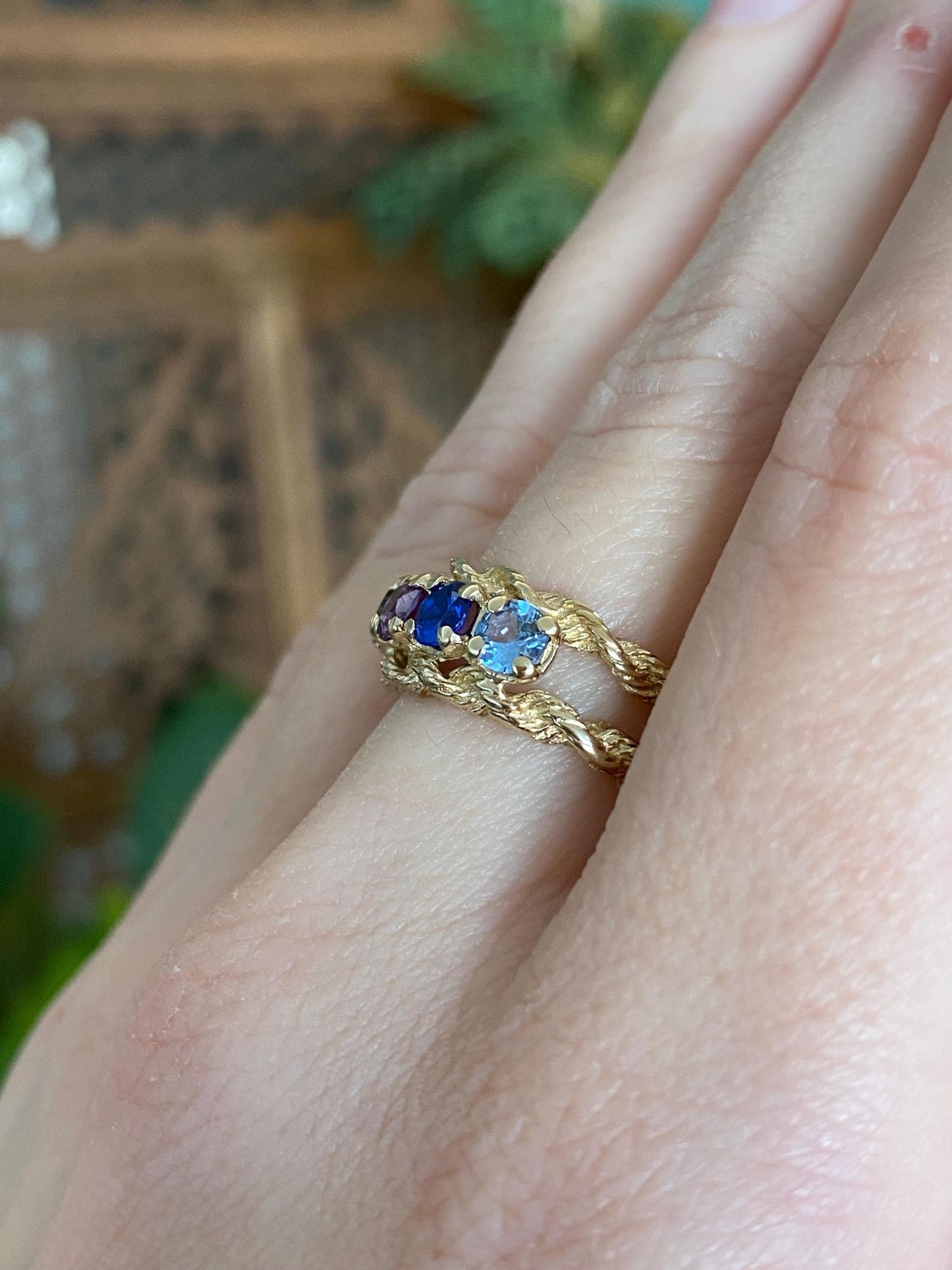 Vintage Solid 14k Yellow Gold Blue Spinel Aquamarine Purple Sapphire Peridot Row Ring Band - Size 6.5