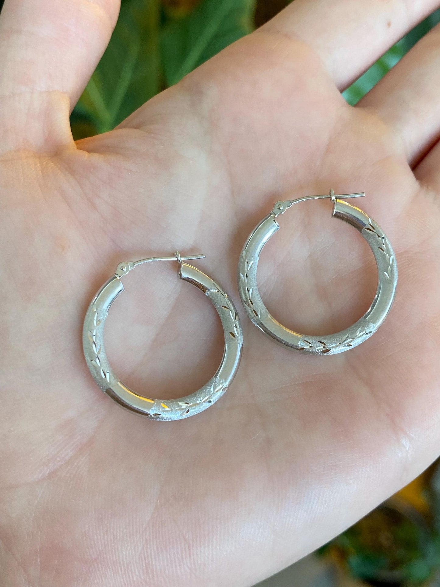 Vintage 14k White Gold Diamond Cut Hoop Earrings