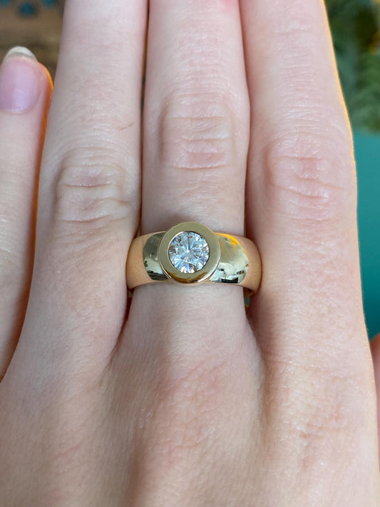 Vintage Solid 9k Yellow Gold Moissonite Ring - Size 7