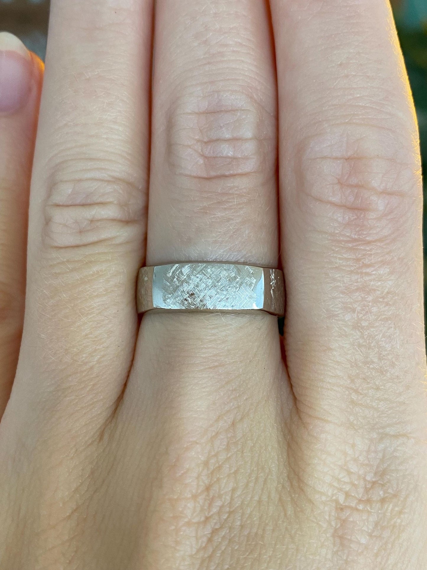Vintage Solid 14k White Gold Crosshatch Pattern Ring Band - Size 7.5