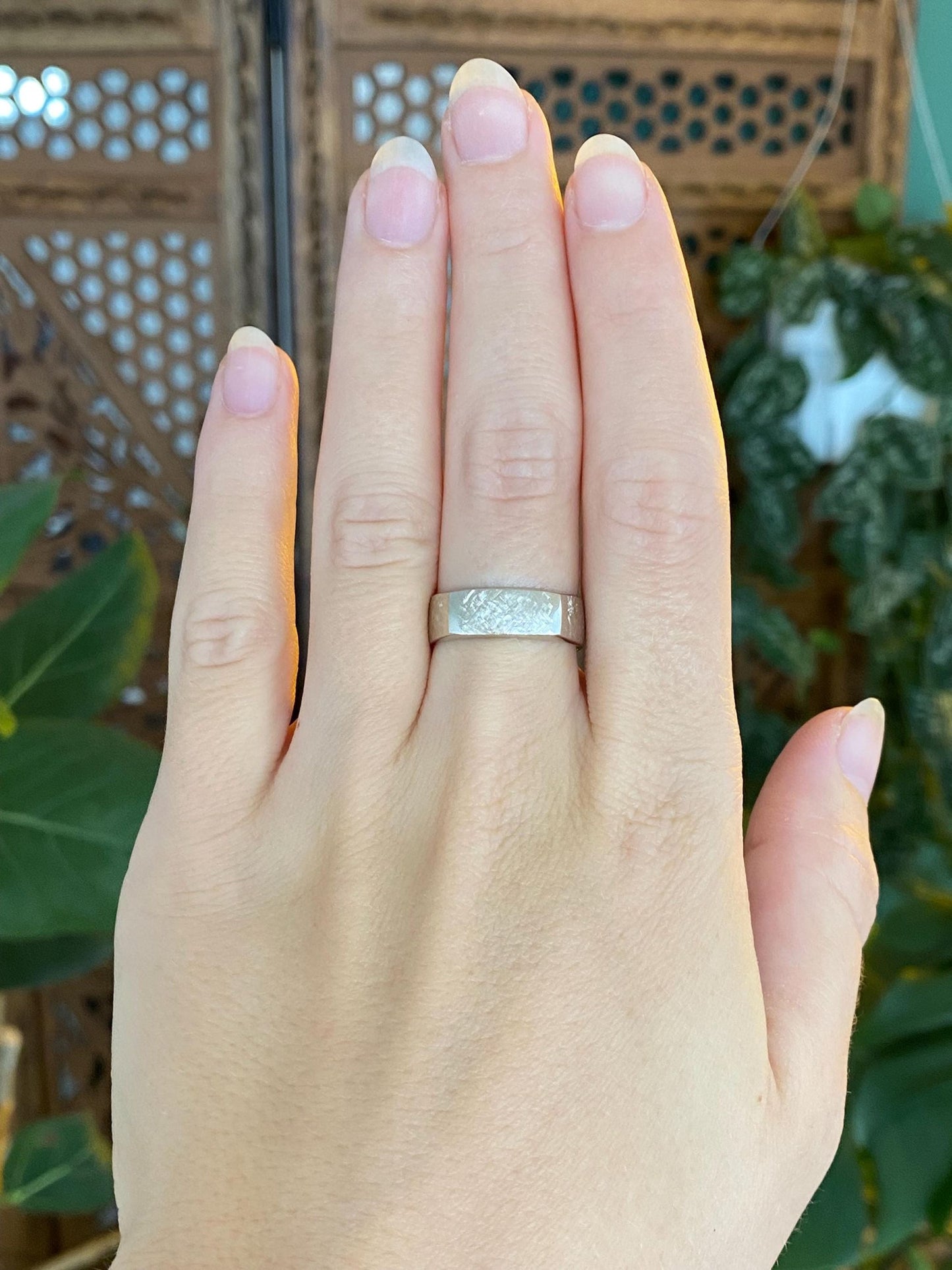 Vintage Solid 14k White Gold Crosshatch Pattern Ring Band - Size 7.5