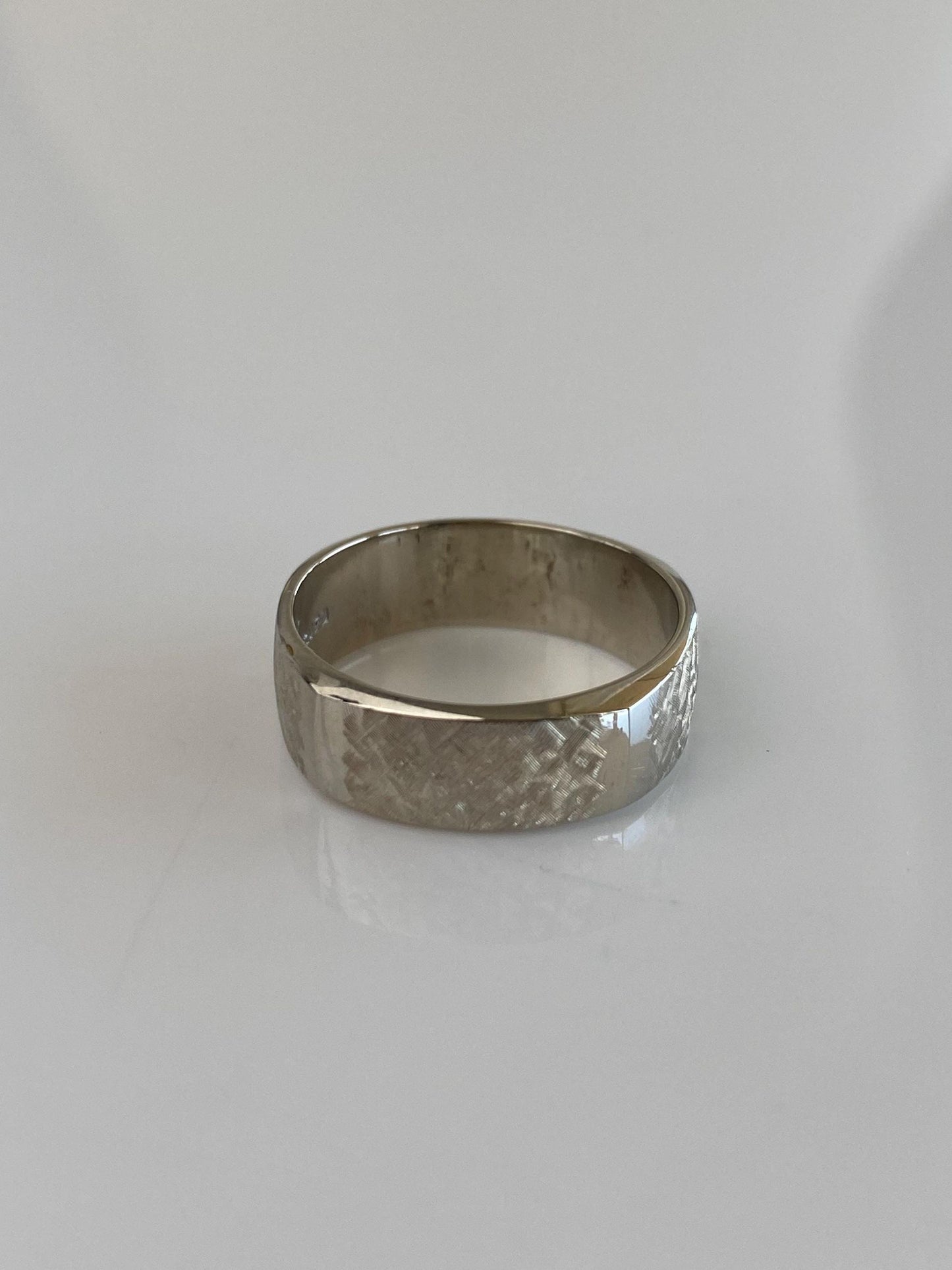 Vintage Solid 14k White Gold Crosshatch Pattern Ring Band - Size 7.5