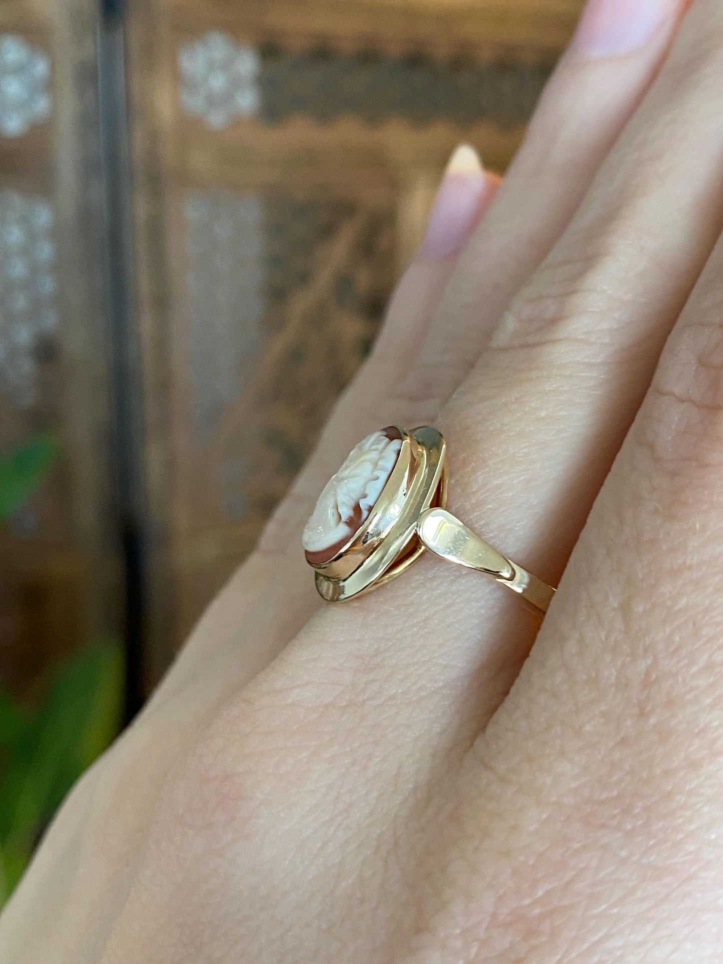 Vintage Solid 14k Yellow Gold Cameo Ring - Size 8.5