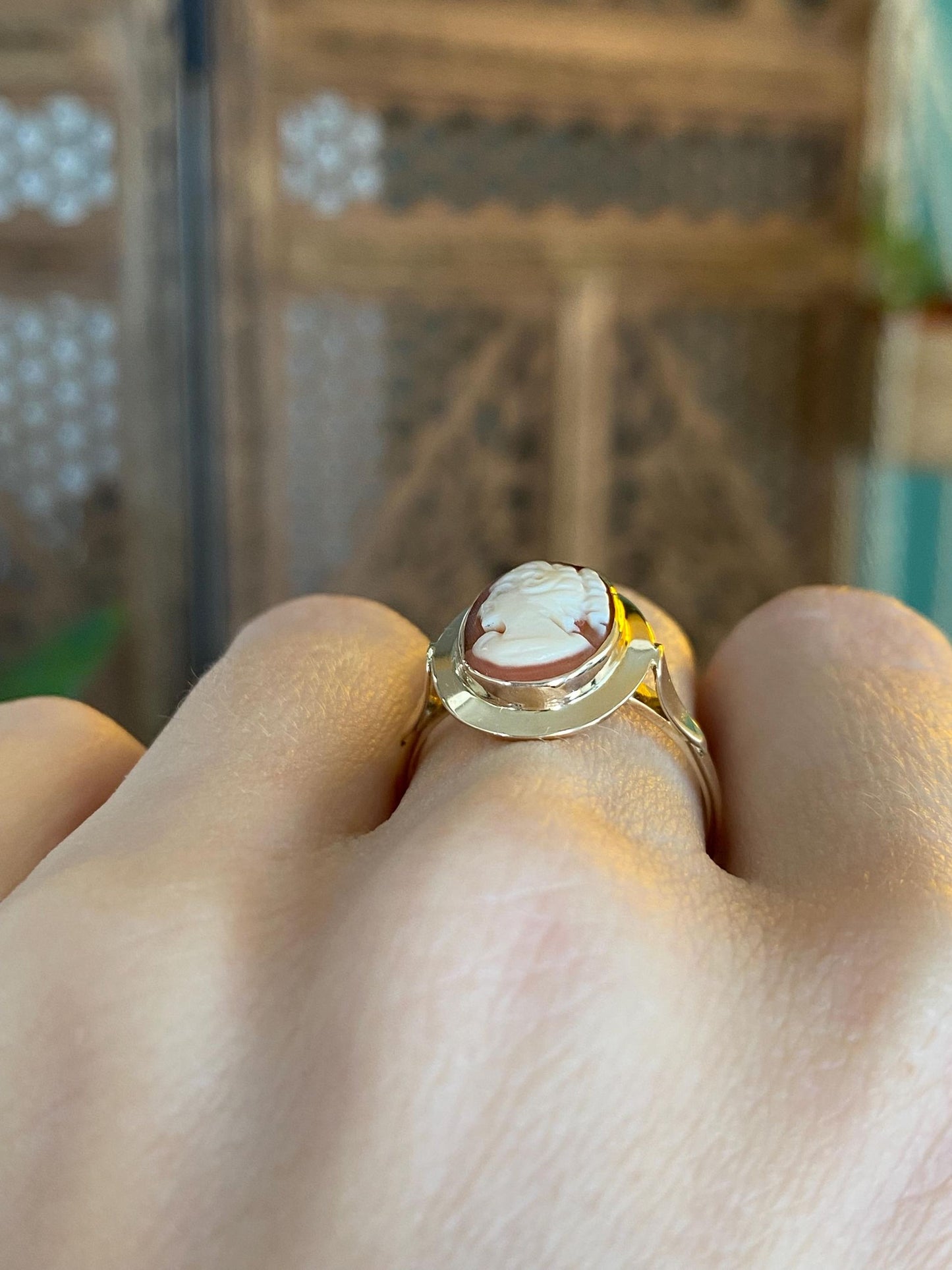 Vintage Solid 14k Yellow Gold Cameo Ring - Size 8.5
