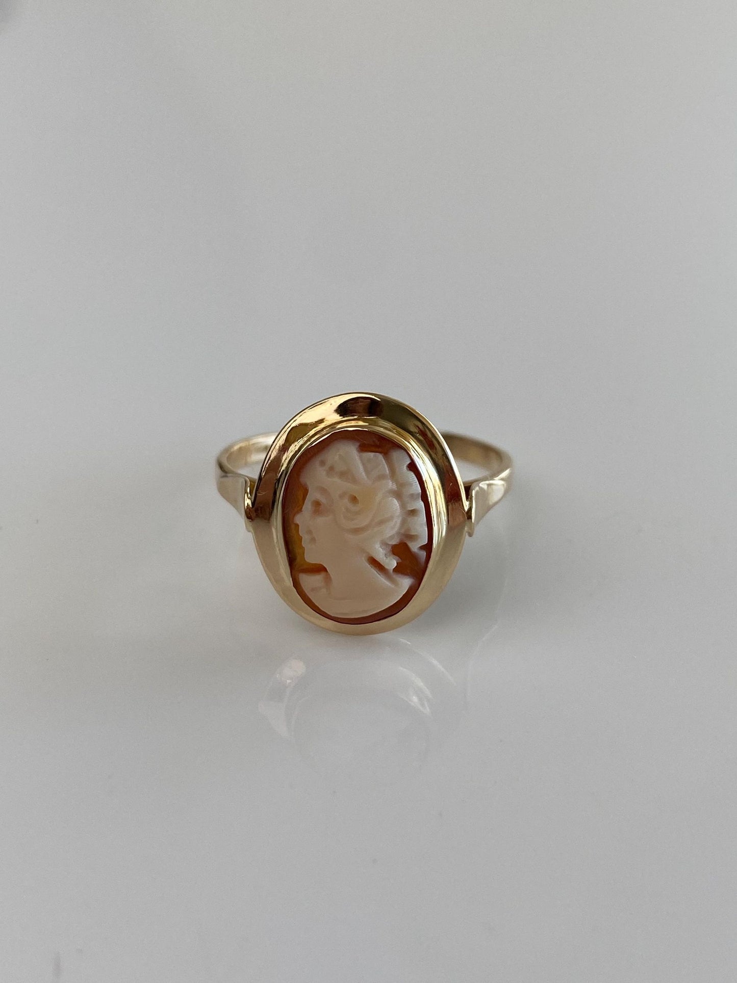 Vintage Solid 14k Yellow Gold Cameo Ring - Size 8.5
