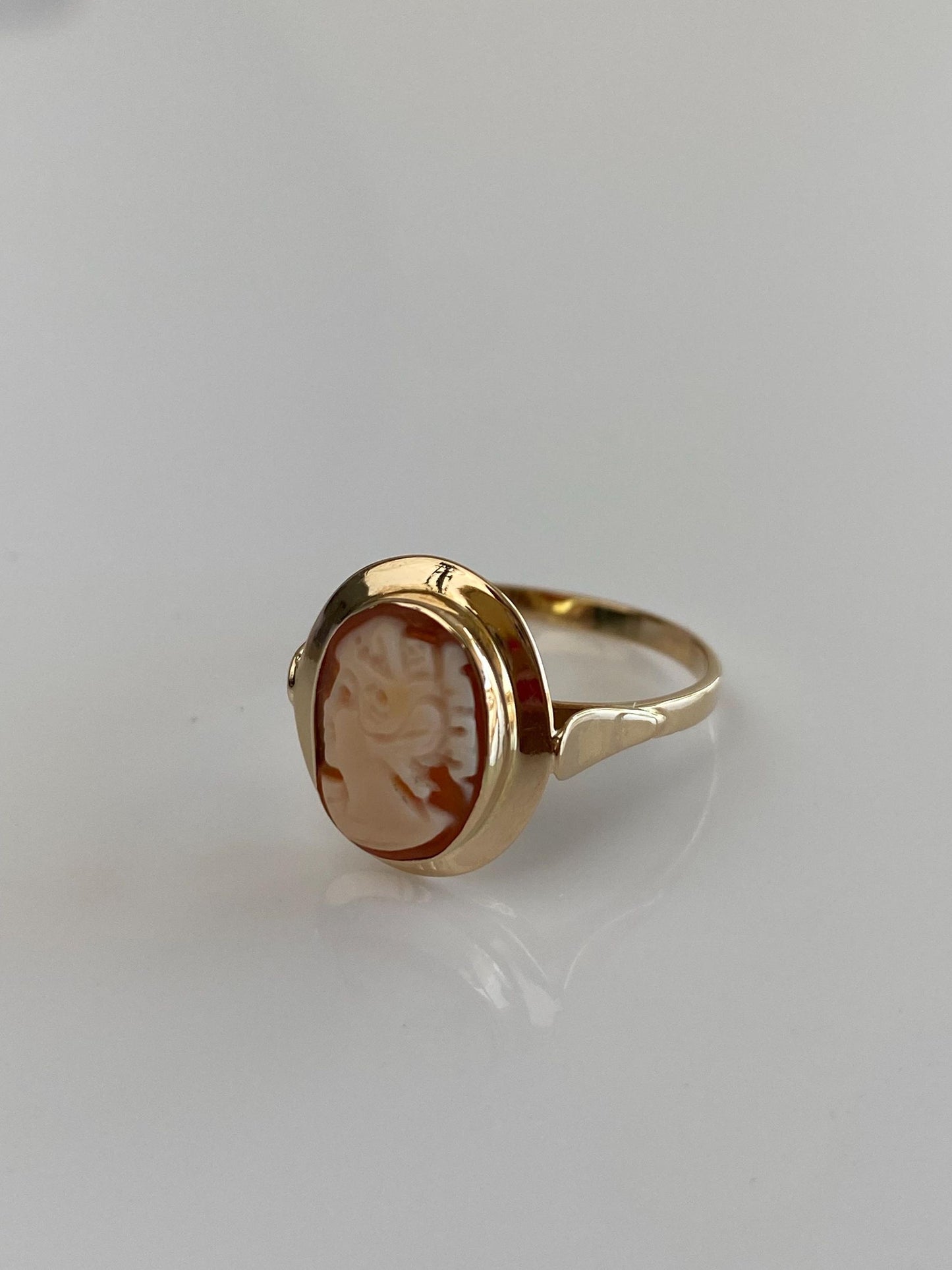 Vintage Solid 14k Yellow Gold Cameo Ring - Size 8.5