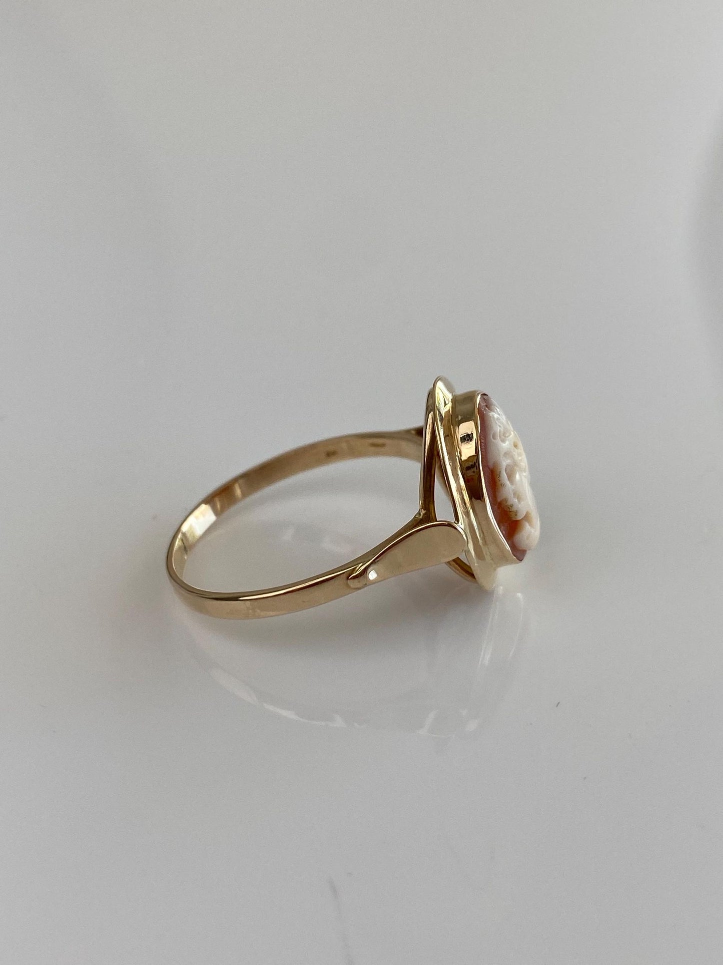 Vintage Solid 14k Yellow Gold Cameo Ring - Size 8.5