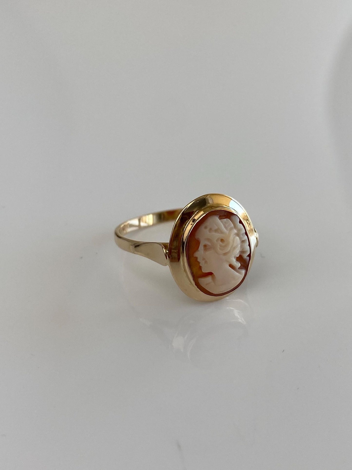Vintage Solid 14k Yellow Gold Cameo Ring - Size 8.5