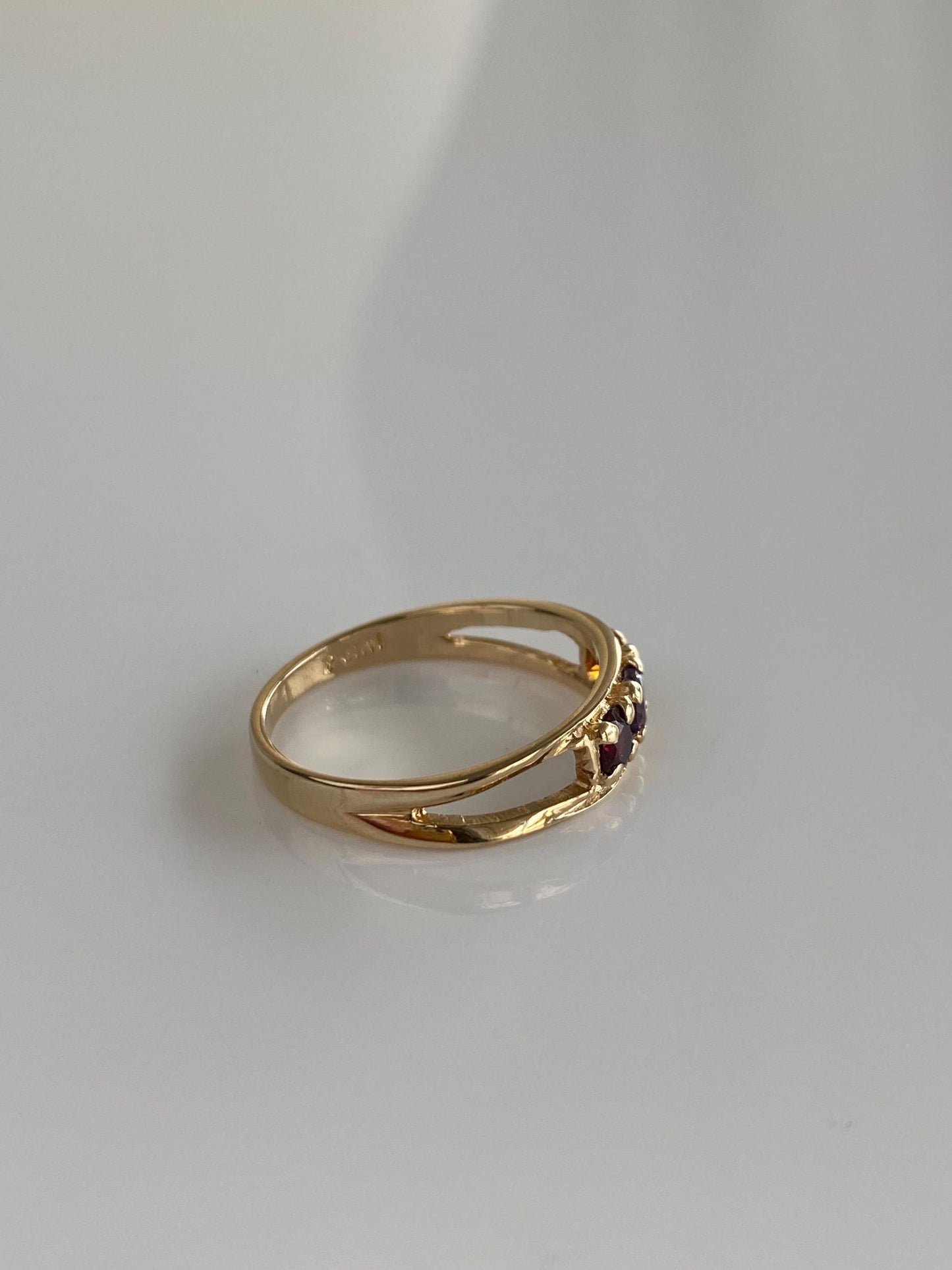 Vintage Solid 14k Yellow Gold Garnet Amethyst Citrine Ring Band - Size 7
