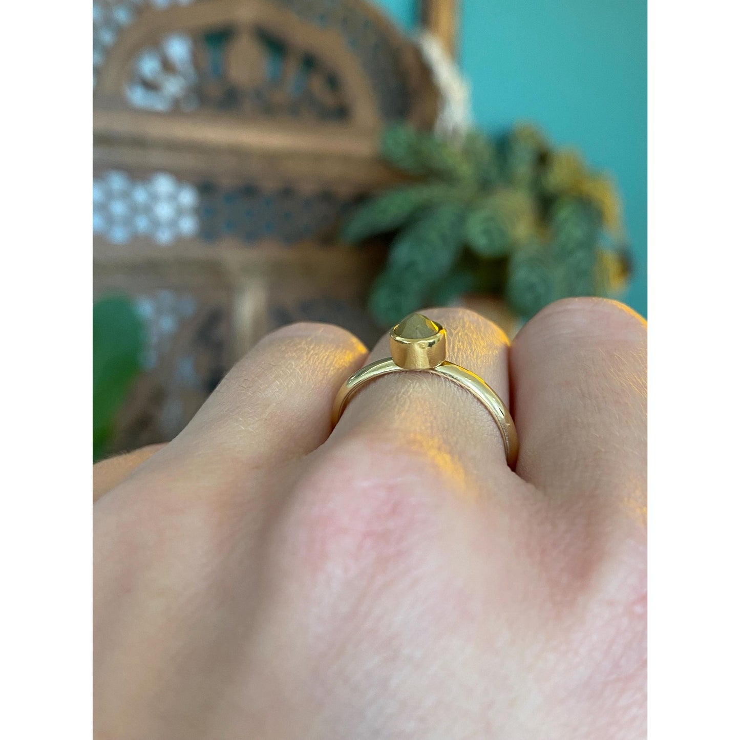 Vintage Solid 18k Yellow Gold Yellow Green Diamond Ring - Size 6.75