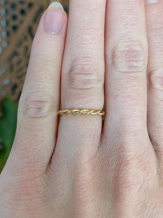Vintage Solid 14k Yellow Gold Twist Ring Band - Size 4