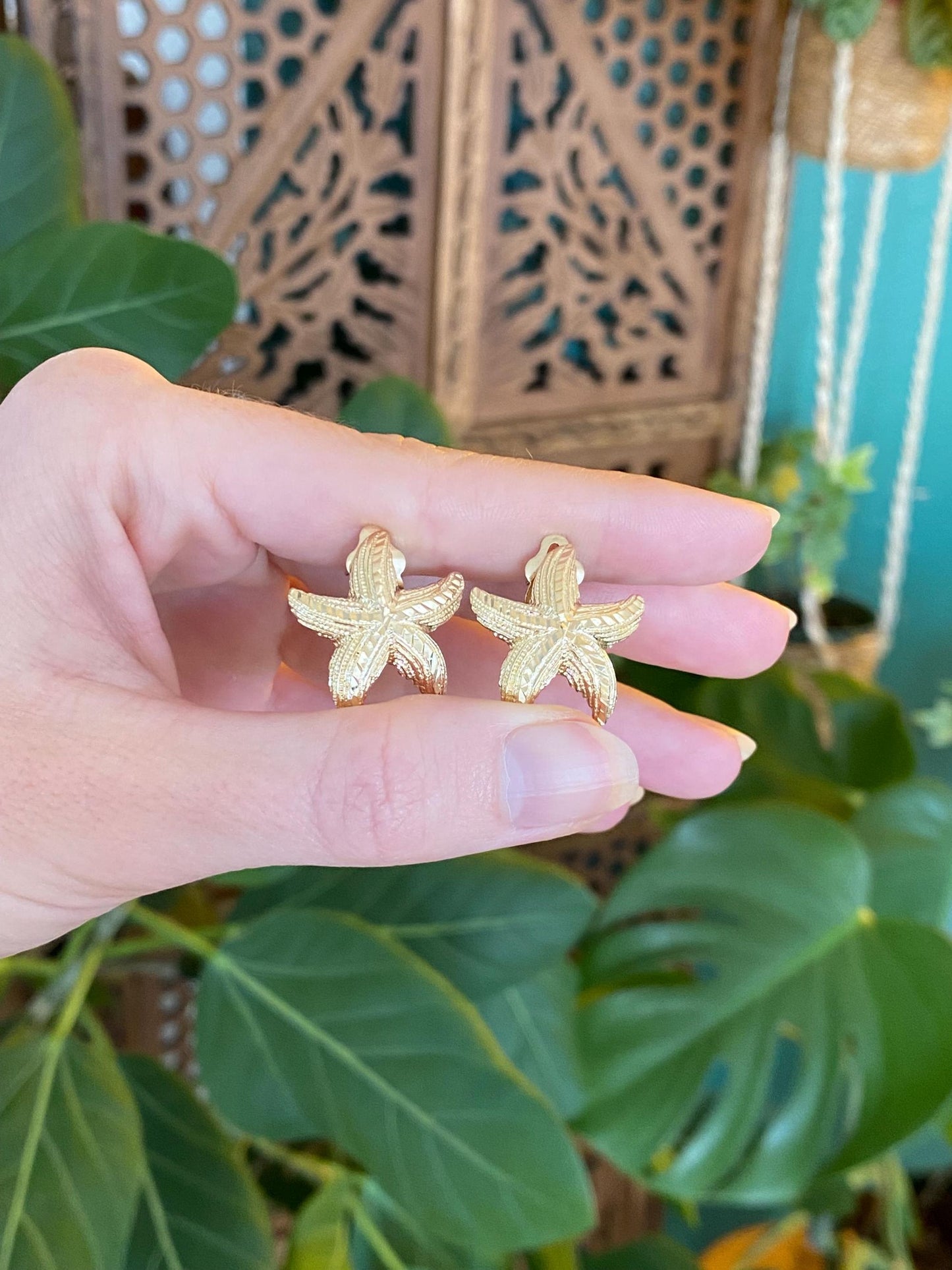 Vintage Solid 14k Yellow Gold Diamond Cut Starfish Stud Earrings