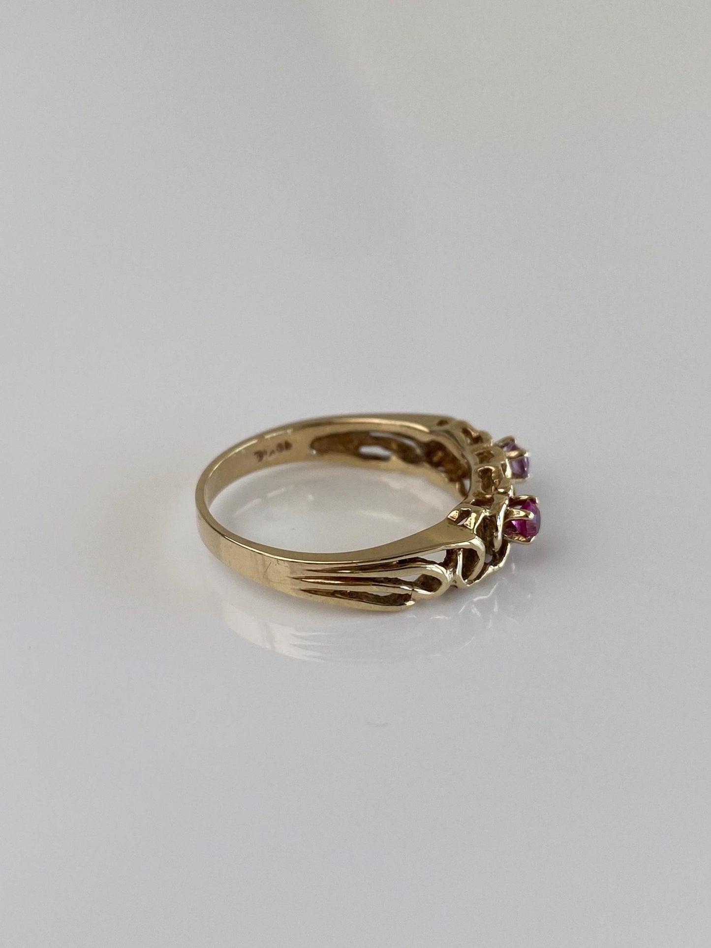 Vintage Solid 10k Yellow Gold Light & Dark Pink Sapphire Ring - Size 6.75