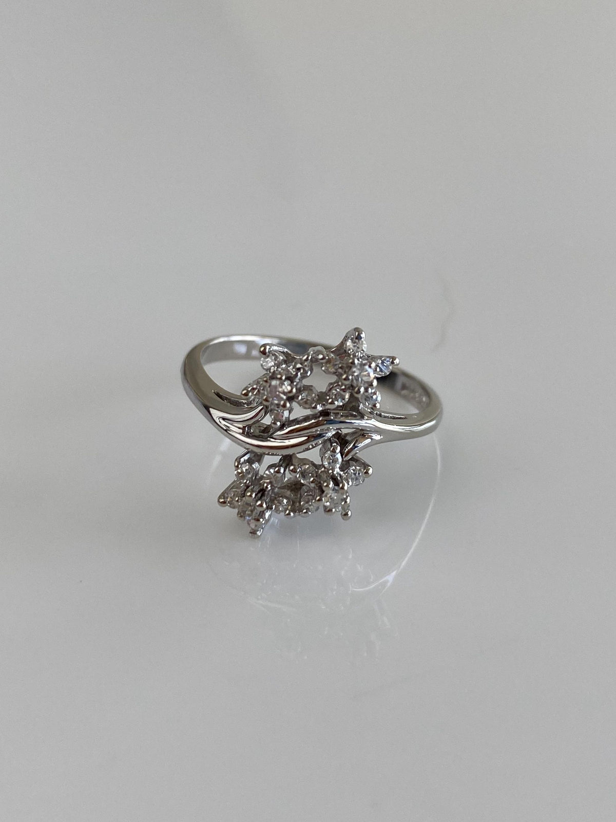 Vintage Solid 14k White Gold Diamond Flowers Ring - Size 6.5