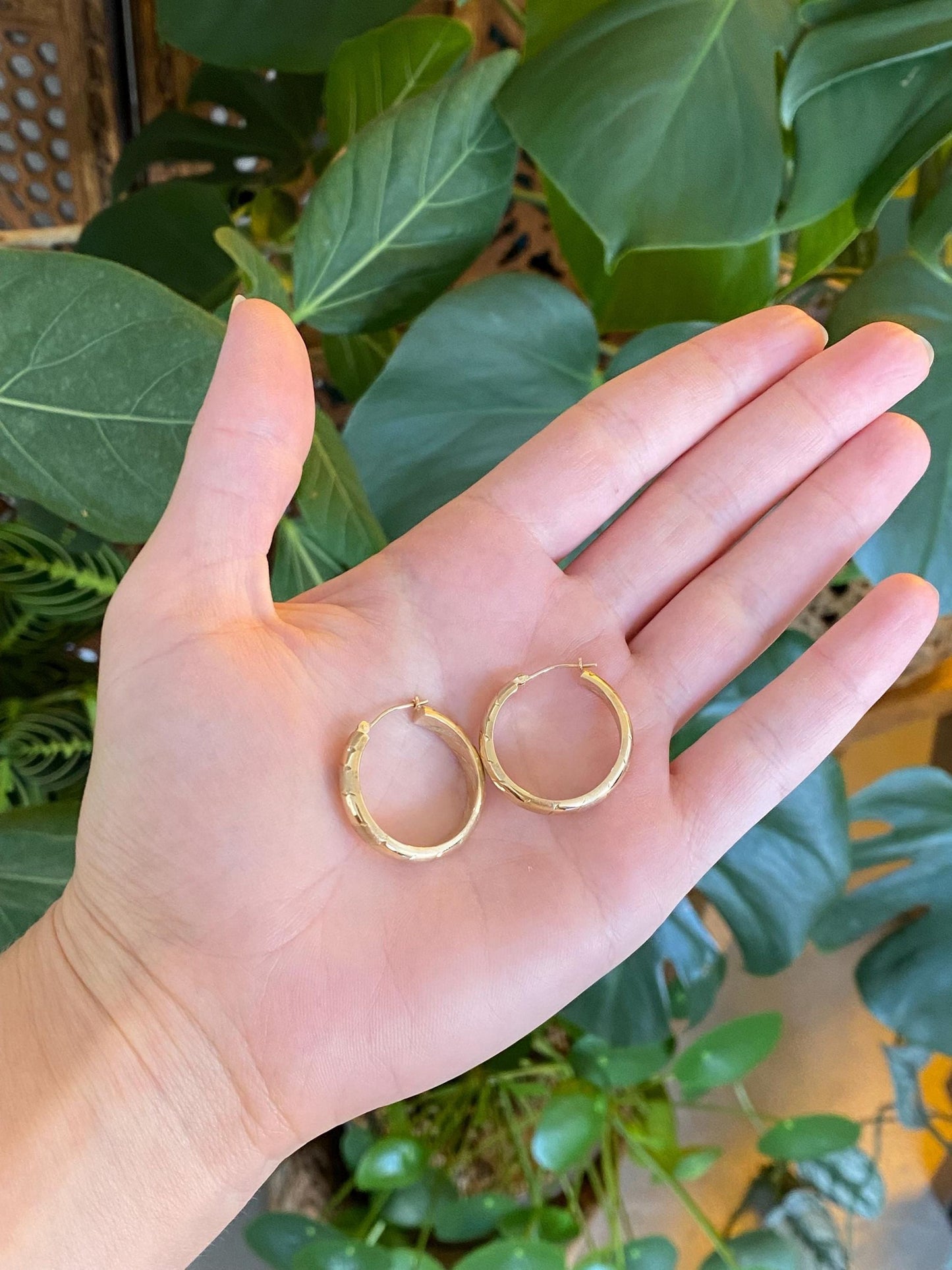 Vintage 10k Yellow Gold Satin Shiny Striped Design Hoop Earrings