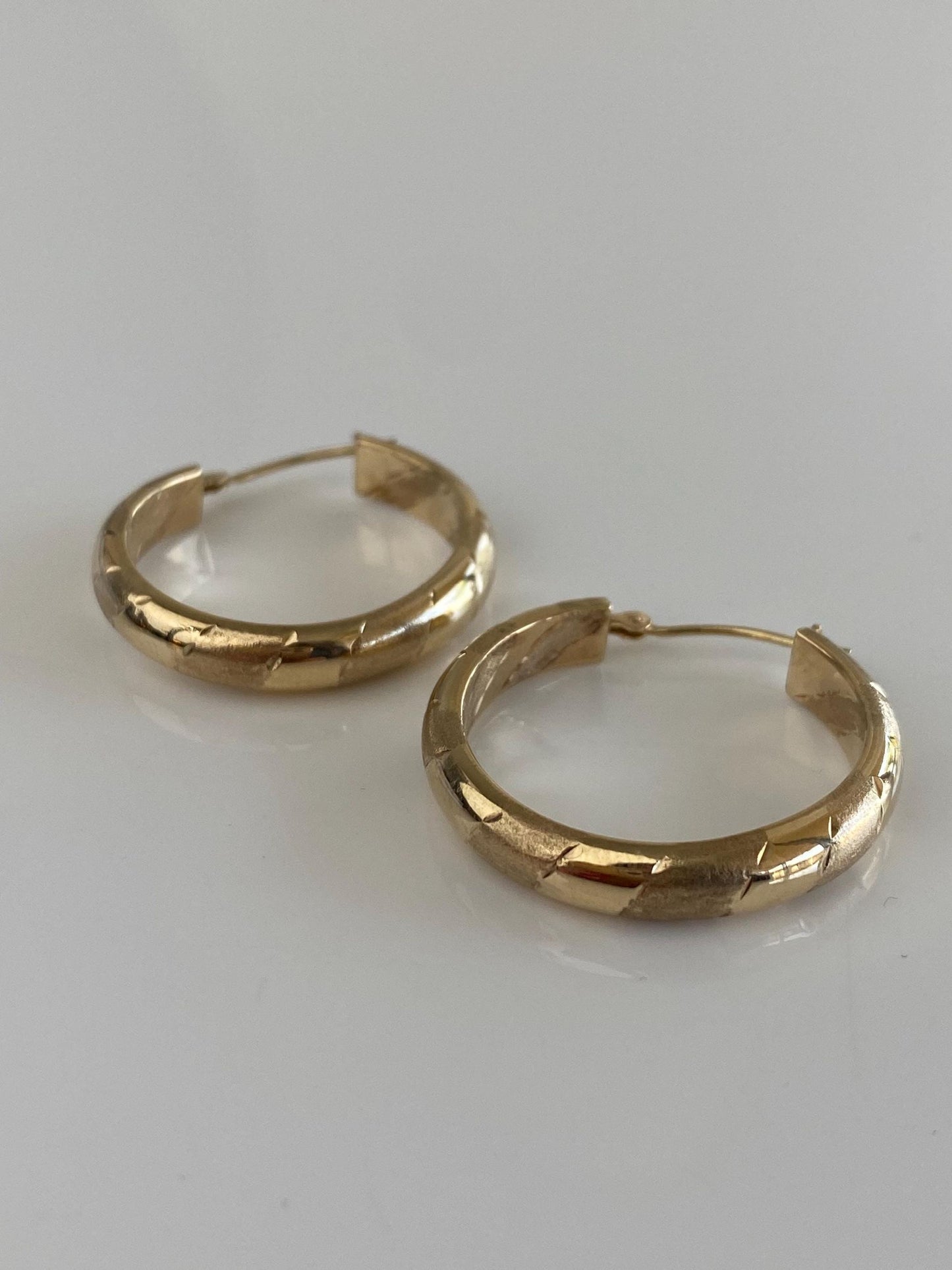 Vintage 10k Yellow Gold Satin Shiny Striped Design Hoop Earrings