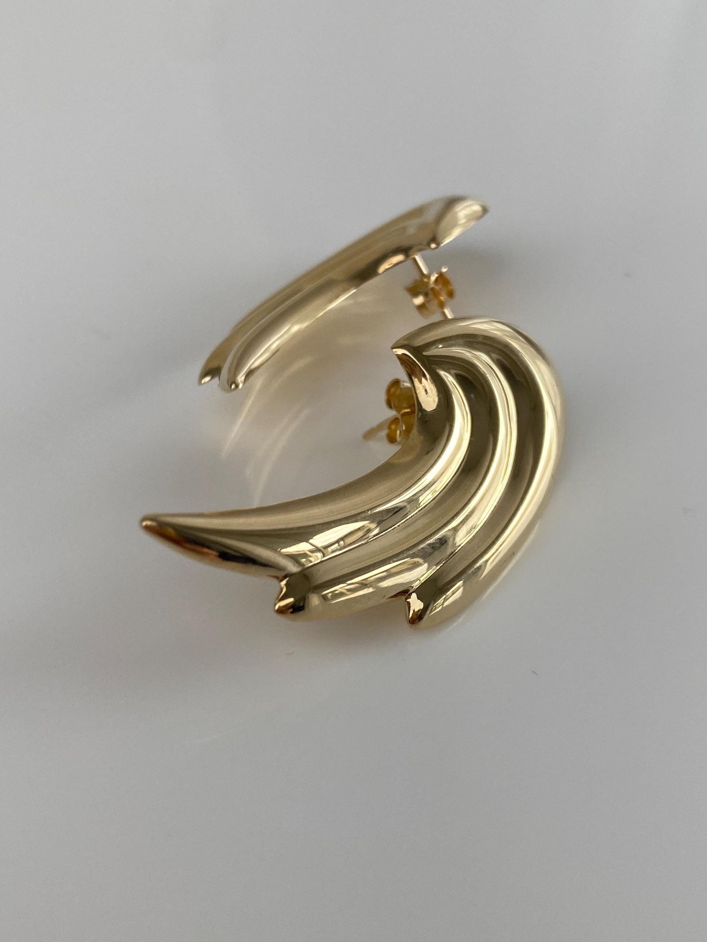 Vintage Solid 14k Yellow Gold Swoopy Fluted Stud Earrings