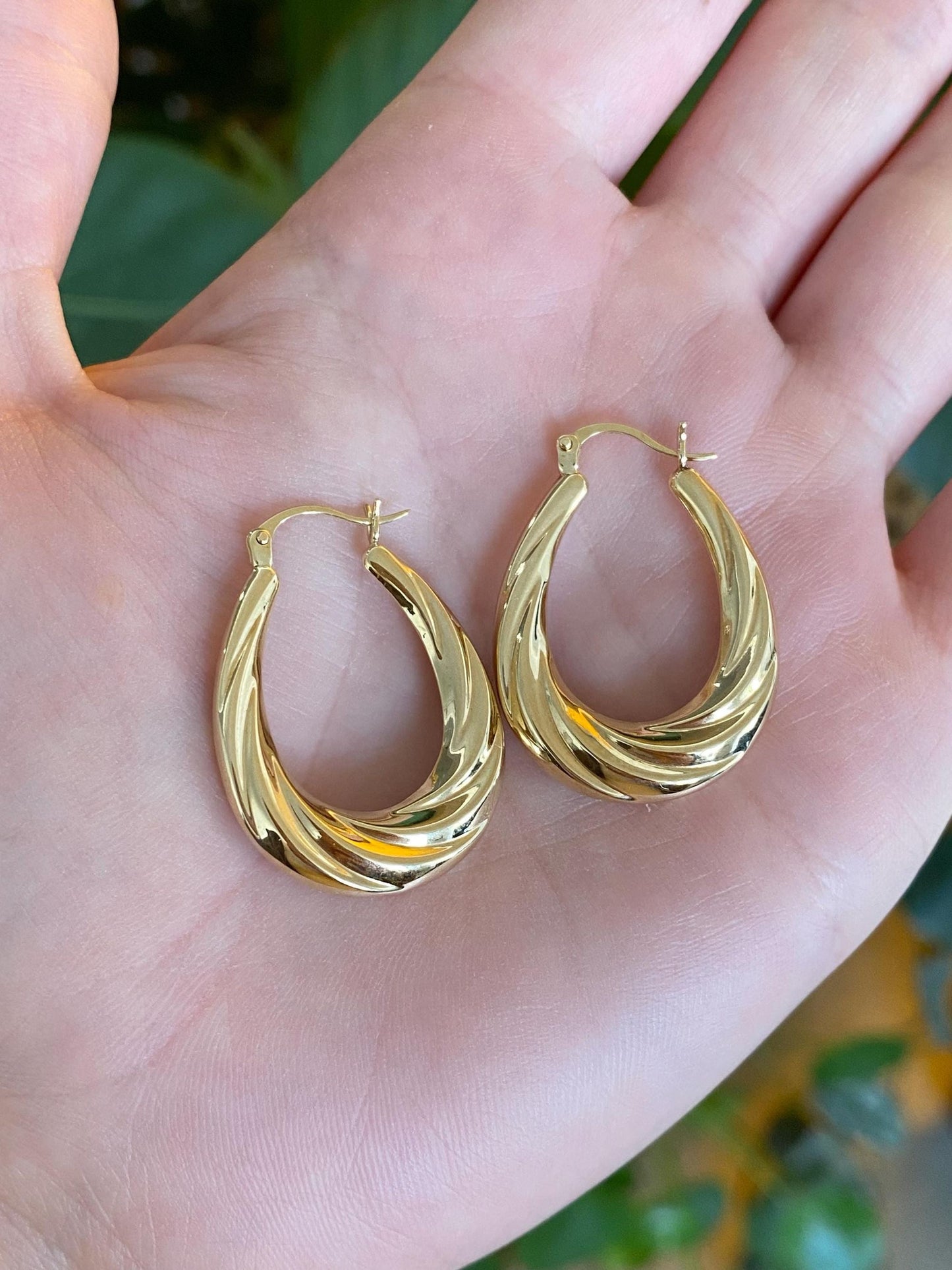 Vintage 14k Yellow Gold Twist Design Oval Hoop Earrings