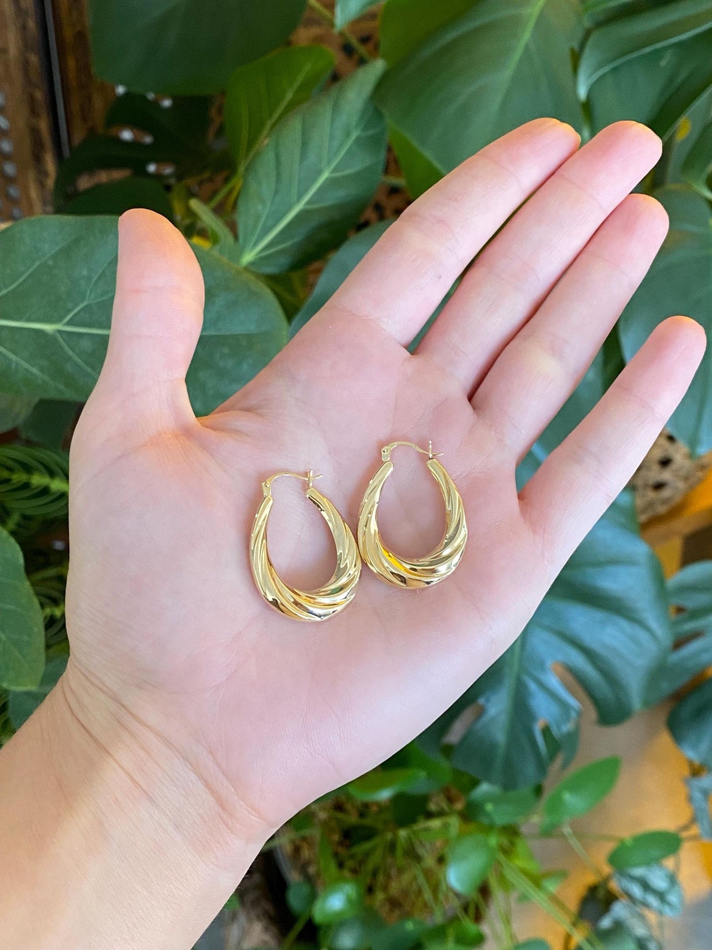 Vintage 14k Yellow Gold Twist Design Oval Hoop Earrings