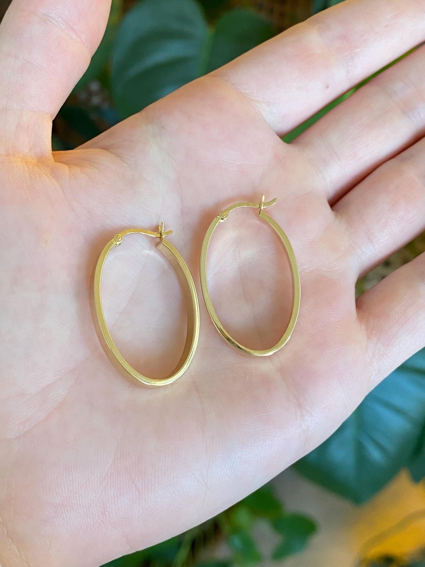 Vintage 18k Yellow Gold Oval Hoop Earrings