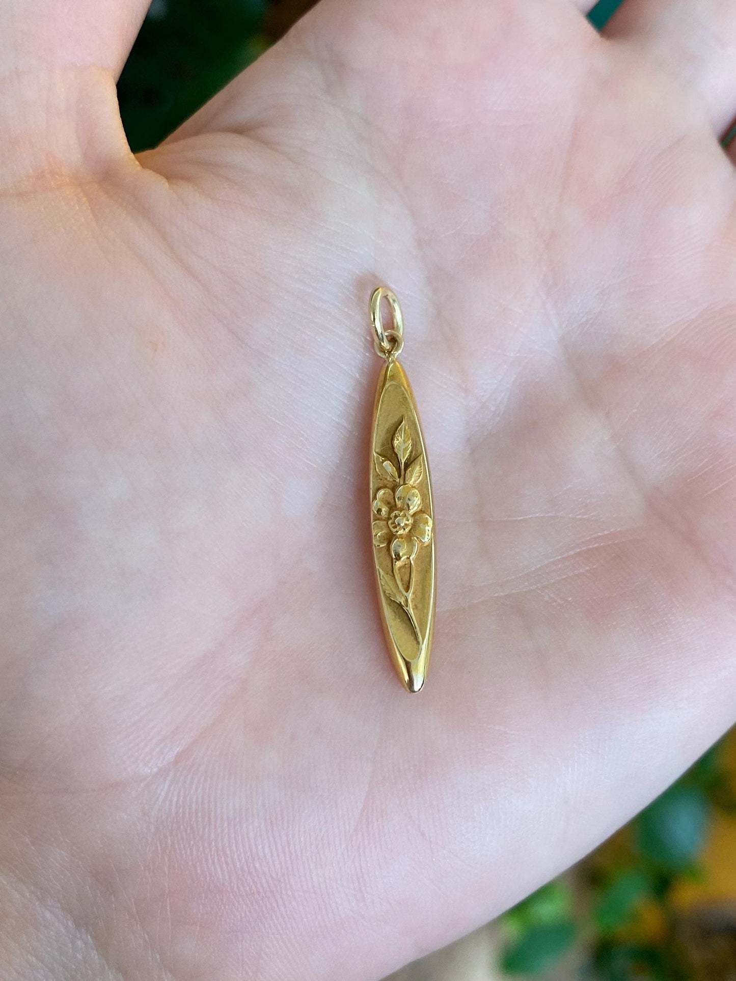 Vintage 18k Yellow Gold Domed Floral Bar Charm