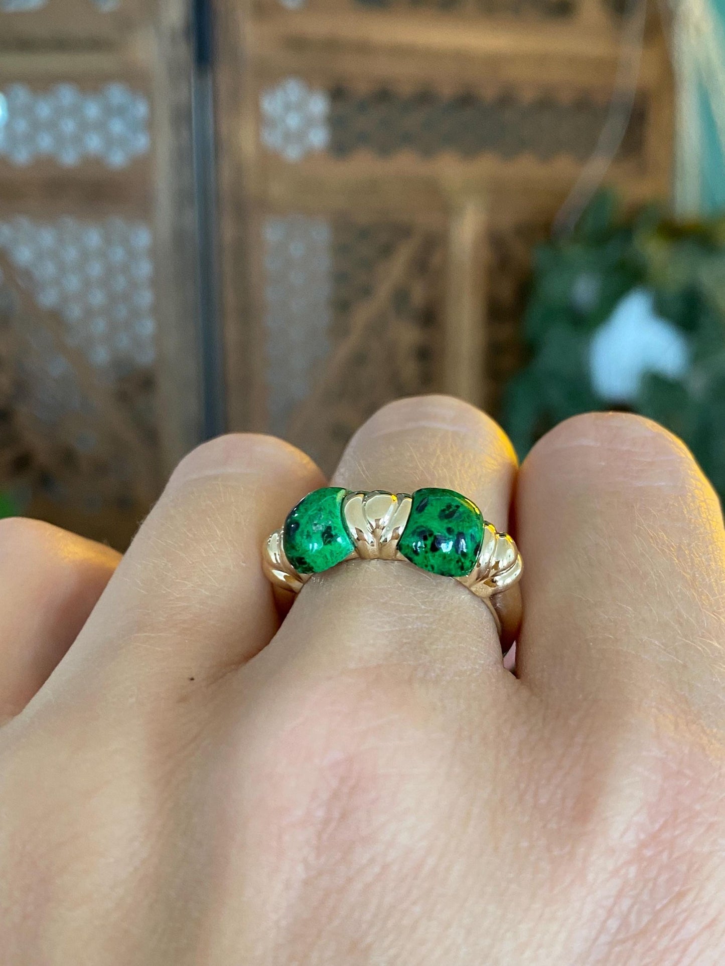 Vintage Solid 14k Yellow Gold Green Speckled Jasper Ring Band - Size 7