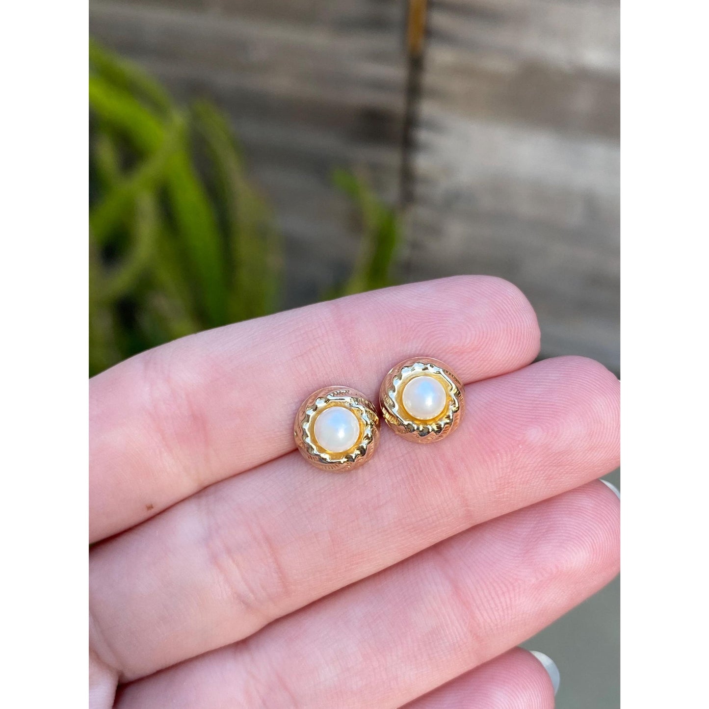 Vintage Solid 14k Yellow Gold Pearl Stud Earrings