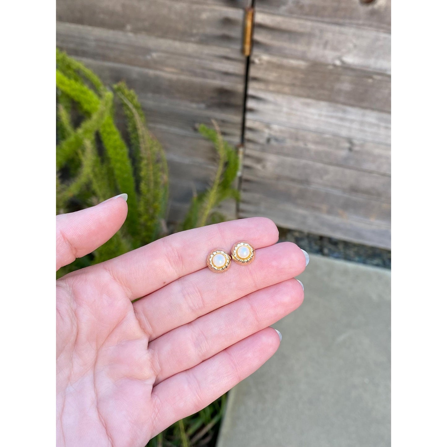 Vintage Solid 14k Yellow Gold Pearl Stud Earrings