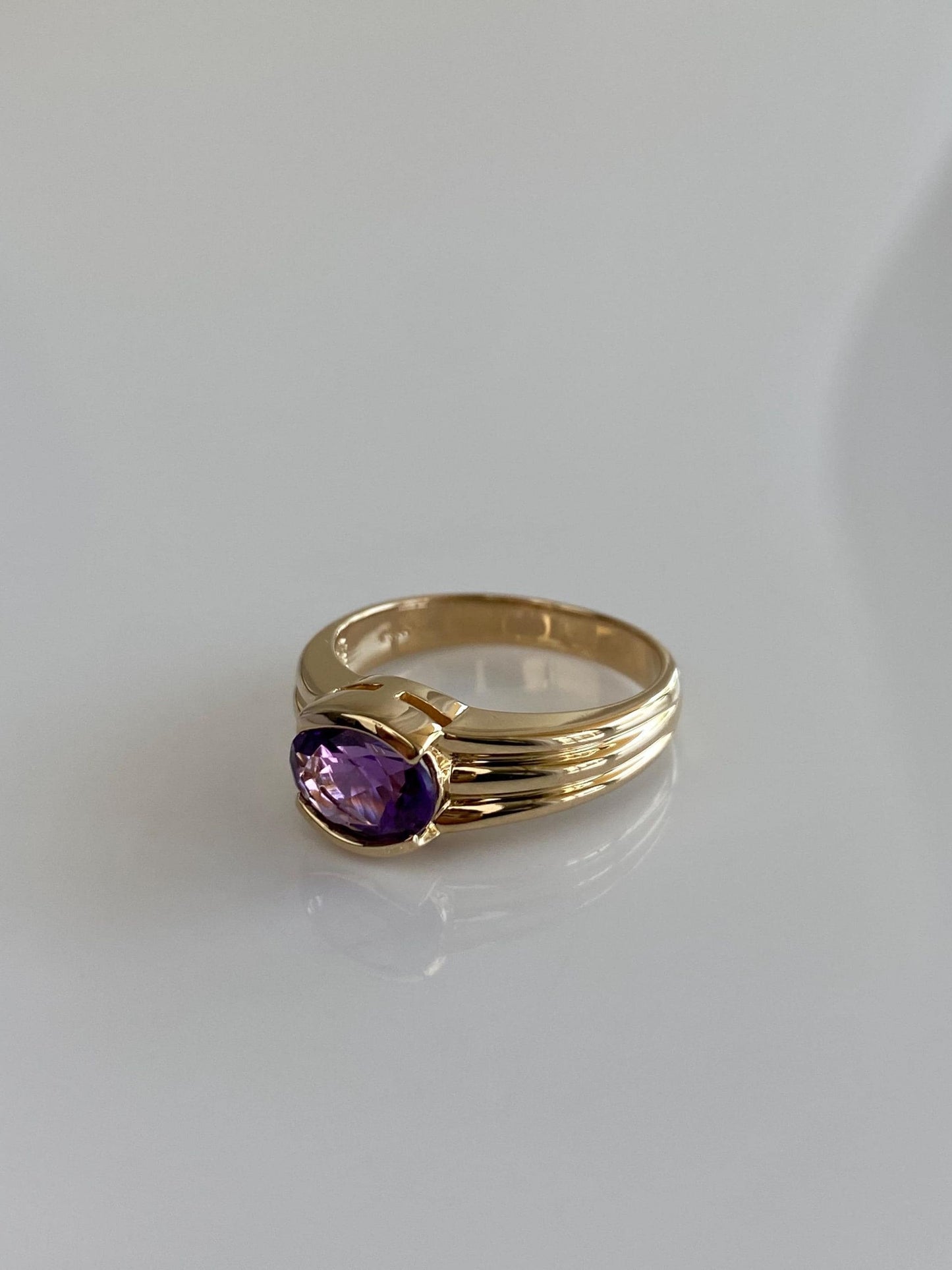 Vintage Solid 14k Yellow Gold Amethyst Lined Ring Band - Size 6.25