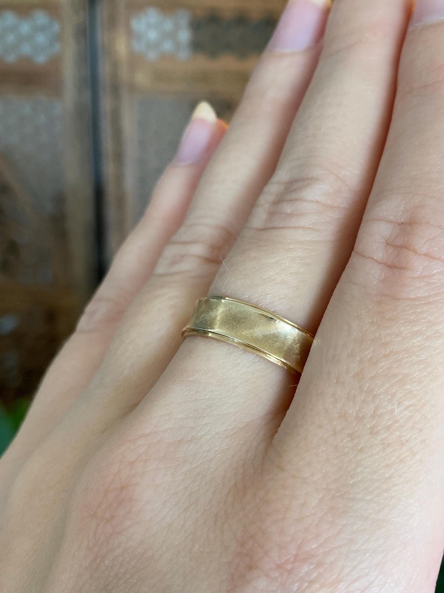 Vintage Solid 14k Yellow Gold Crosshatch Pattern Anticlastic Ring Band - Size 8.75