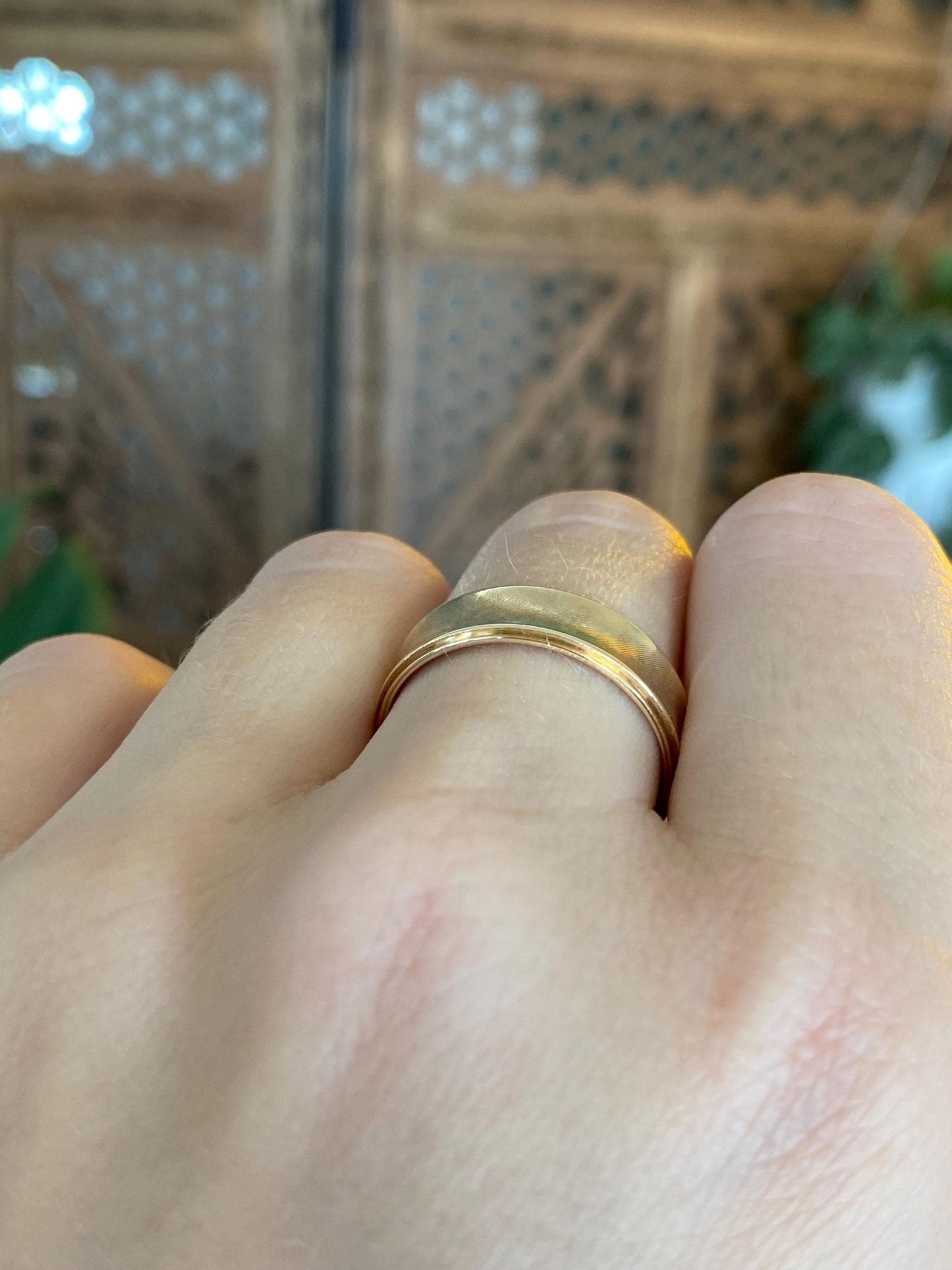 Vintage Solid 14k Yellow Gold Crosshatch Pattern Anticlastic Ring Band - Size 8.75