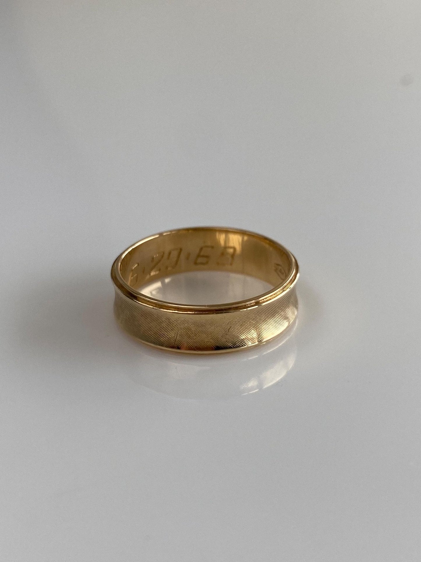 Vintage Solid 14k Yellow Gold Crosshatch Pattern Anticlastic Ring Band - Size 8.75