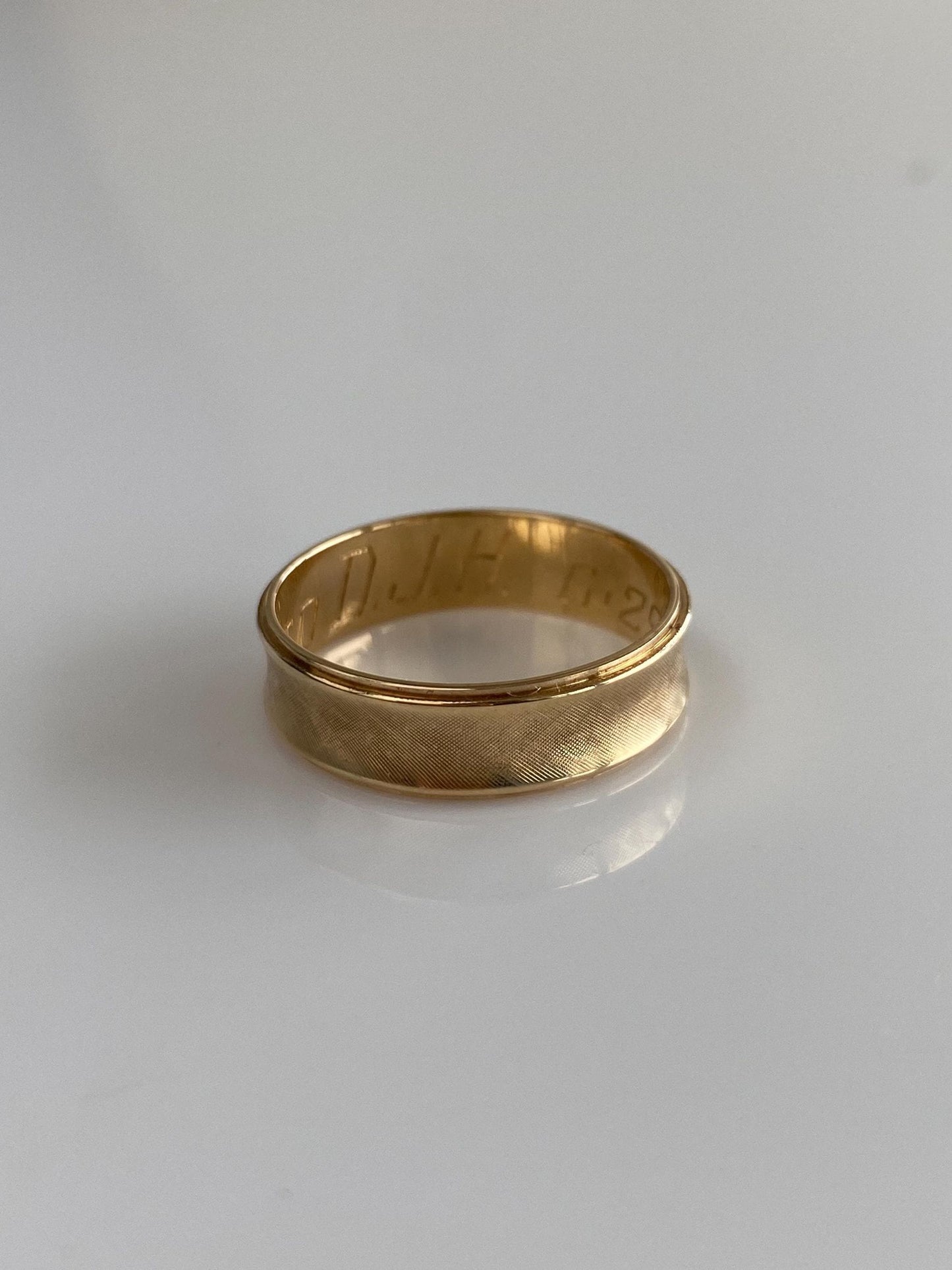 Vintage Solid 14k Yellow Gold Crosshatch Pattern Anticlastic Ring Band - Size 8.75