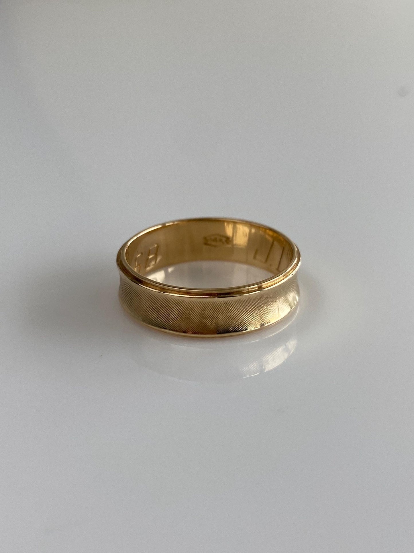 Vintage Solid 14k Yellow Gold Crosshatch Pattern Anticlastic Ring Band - Size 8.75