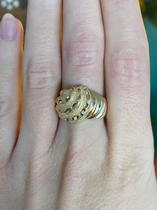 Vintage Solid 10k Yellow Gold Diamond Cut Shell Scalloped Ring Band - Size 7